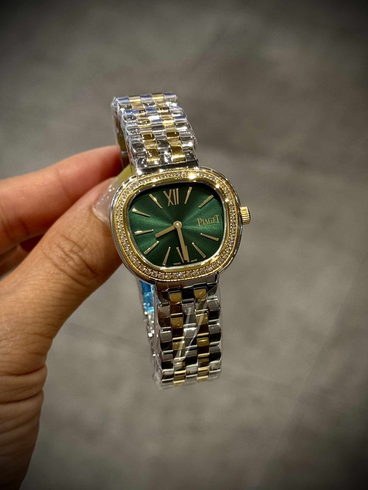 A8 factory•伯爵全新腕表 ﻿ #PiagetSixtie鎏金悅影系列 ﻿ 在瑞士鐘錶展「鐘錶與奇跡」閃亮登場！這款腕表游走於非凡制表工藝與黃金工藝之間，簡直是時尚與藝術的完美結合。Sixtie腕表採用獨特的梯形設計，重新詮釋1960年代末大膽華麗的風格，展現出獨特的魅力與優雅。
✨Sixtie系列腕表
✨直徑29毫米,
✨CNC數控雕刻精鋼梯形表殼
✨專櫃同步超薄厚度僅僅7mm
✨銀色太陽緞面打磨錶盤
✨316L精鋼錶鏈,搭載伯爵進口石英機芯  
認准A8出品！必屬精品！大廠品質！歡迎轉載！