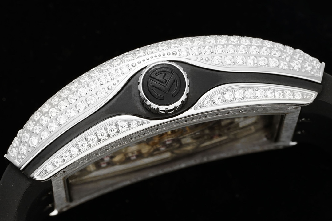 RMS最新款 頂級復刻 法蘭克穆勒V45 Vanguard陀飛輪系列 歷時多年研發機芯 
1 1:1 超級復刻原裝複雜法穆蘭陀飛輪機芯 細節完美到位 打造正品機芯獨具的雙發條盒 超薄工藝 
2超長72小時動力儲存 告別每天手動上鏈 高端玩家的定制款 把頭上鏈30個半圈 發條盒為滿 不需要過度上鏈 
3 千錘百鍊 316L精鋼表殼 超薄表殼 與原裝一致厚度 彎曲弧度 更加貼合手腕 佩戴舒適 
4 純正進口意大利小牛皮 貼合手感品質一流的進口氟橡膠錶帶 與正版全完通用互換
5瑞士工程師 原版機芯拆解