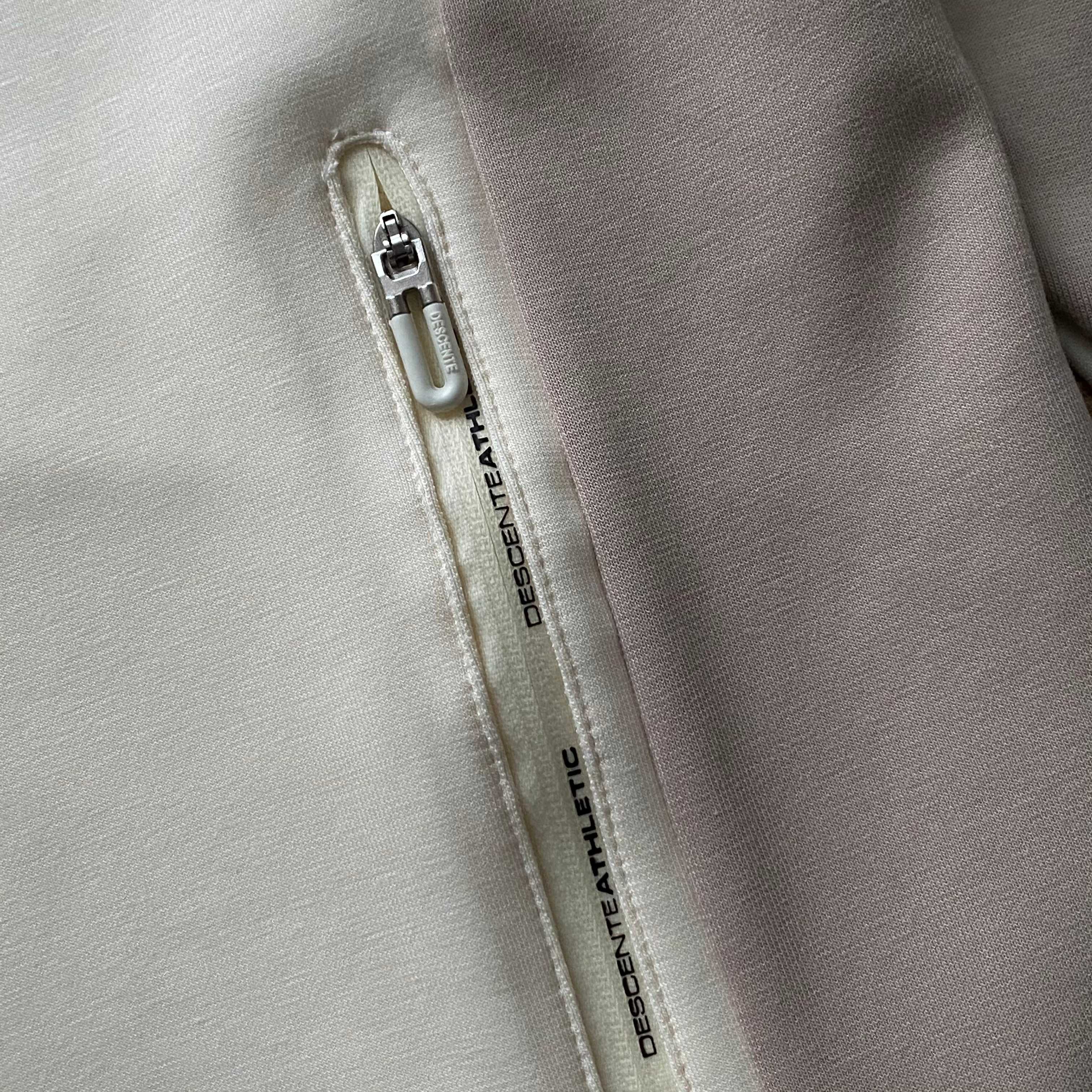 DST女款拼接連帽開衫春秋外套 新款女外套DESCENTE迪桑特空氣層面料輕盈柔軟舒適女士針織運動外套 採用空氣層面料製成的針織運動外套。色澤柔和溫暖，觸感輕柔順。腋下兩側拼色撞色搭配，時尚大氣版型舒適，搭配卡其拉鍊細節，更添女性化氣息。 面料:聚酯纖維84.1%氨綸15.9% 柔軟/彈性/舒適 常規合身款/運動休閒 柔舒軟適不失感質，青春時髦的氣質蔓延開來！初秋需要的時尚質感保暖！一件很很牛贊！很帥！顏高值單品！原原廠單！三標齊全品！質巨棒！
顏色：如圖
