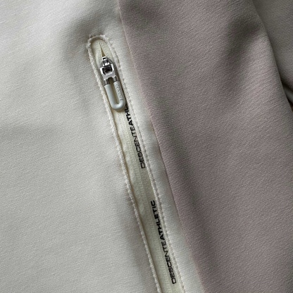 DST女款拼接連帽開衫春秋外套 新款女外套DESCENTE迪桑特空氣層面料輕盈柔軟舒適女士針織運動外套 採用空氣層面料製成的針織運動外套。色澤柔和溫暖，觸感輕柔順。腋下兩側拼色撞色搭配，時尚大氣版型舒適，搭配卡其拉鍊細節，更添女性化氣息。 面料:聚酯纖維84.1%氨綸15.9% 柔軟/彈性/舒適 常規合身款/運動休閒 柔舒軟適不失感質，青春時髦的氣質蔓延開來！初秋需要的時尚質感保暖！一件很很牛贊！很帥！顏高值單品！原原廠單！三標齊全品！質巨棒！
顏色：如圖
