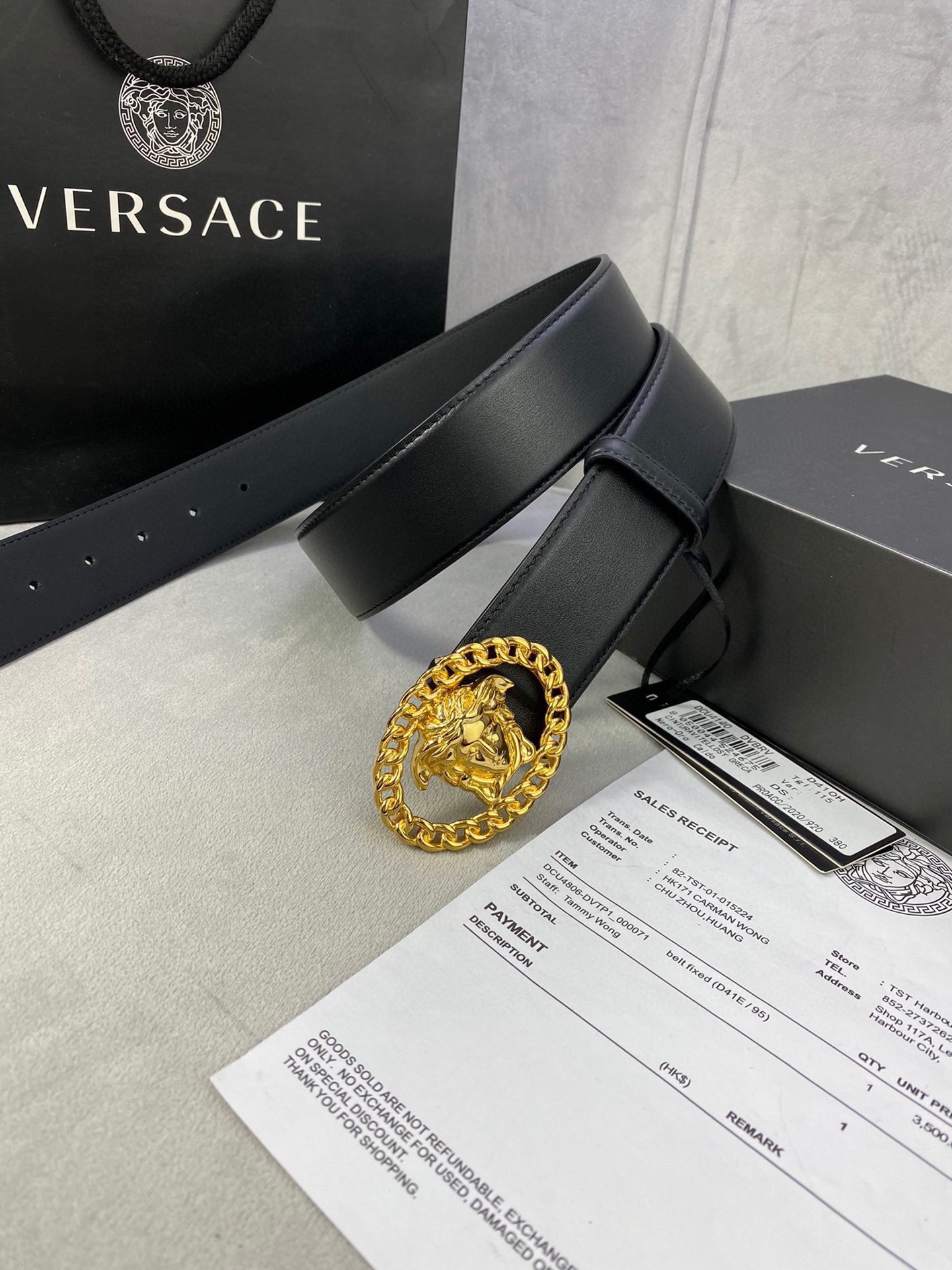 寬度3.8cm VERSACE（範思哲）此款平面皮帶採用小牛皮製成，配有一枚真空電鍍美杜莎頭像腰帶扣，採用穿孔閉合。