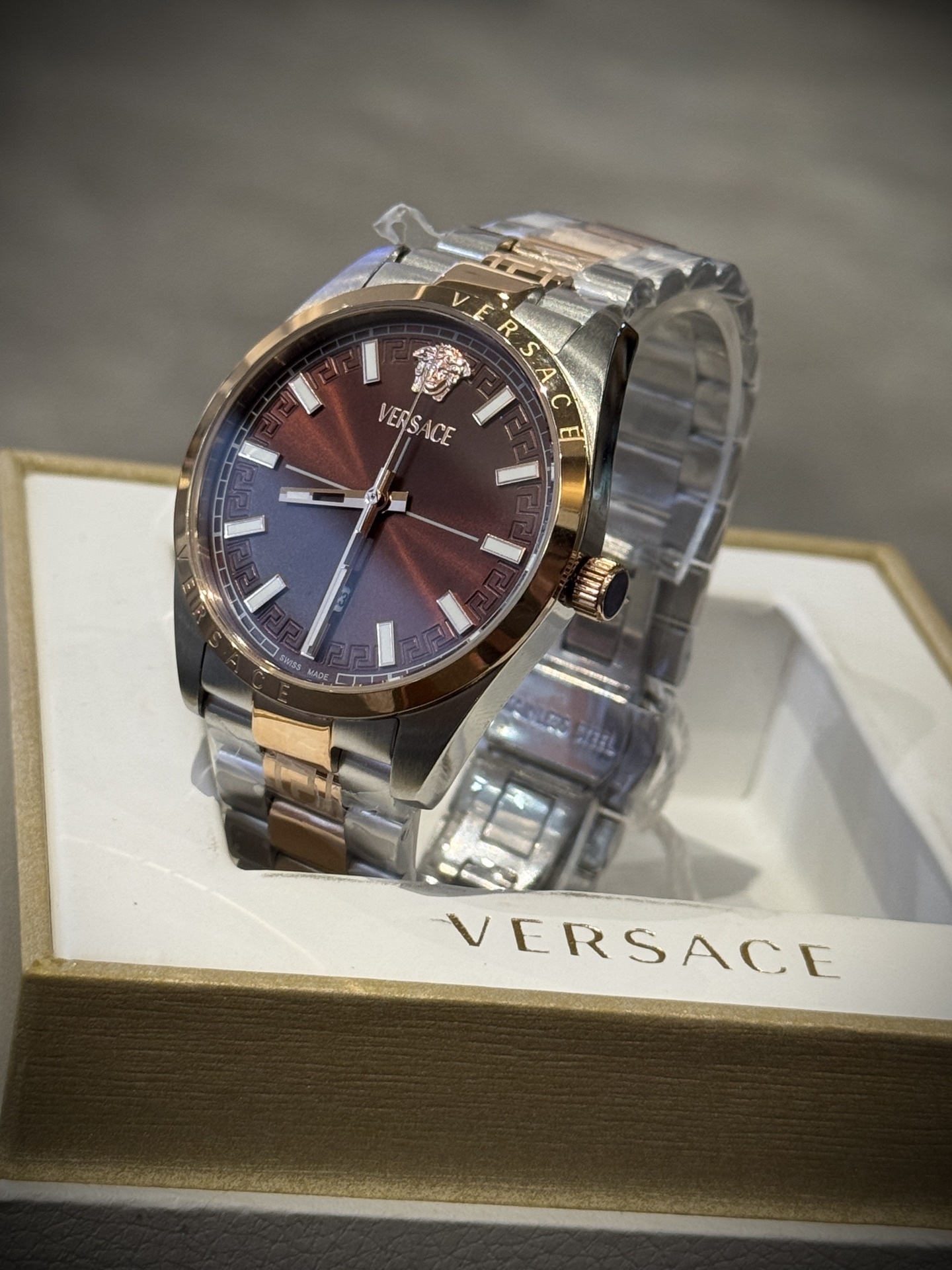 
Versace範思哲石英手錶，VERSACE MILLENYIUM  LADY系列，採用希臘回紋元素錶盤，12時位飾有美杜莎頭像展現範思哲經典圖案魅力，錶鏈印刻希臘回紋搭配雙按蝴蝶扣設計，兼具時尚與舒適，錶盤男款40mm 女款32mm 30米生活防水，進口石英機芯

立即搶購👉