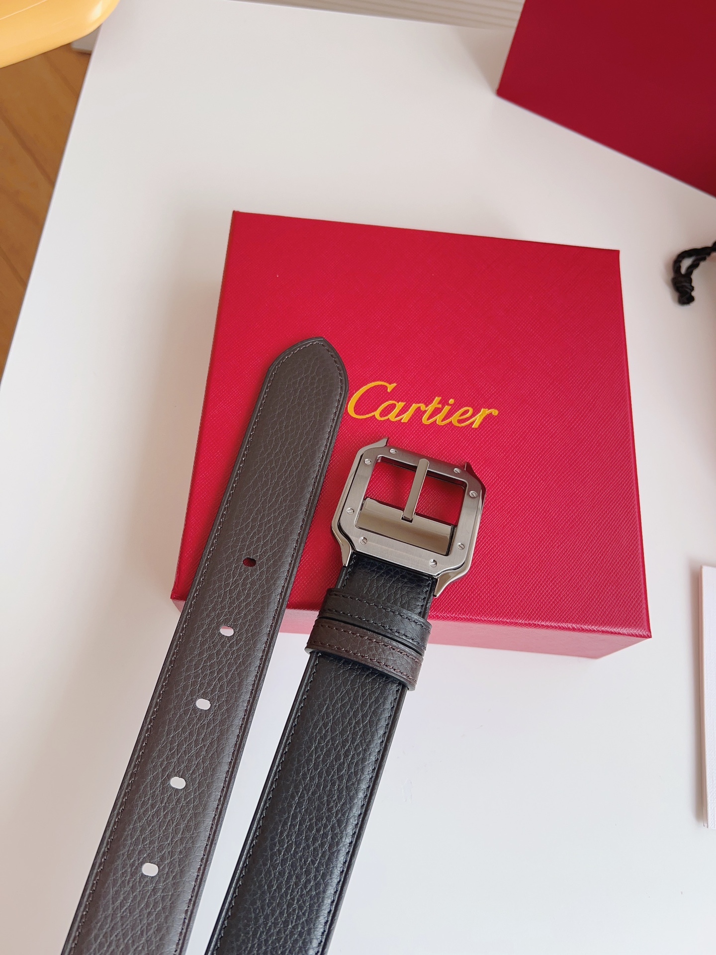 
Cartier（卡地亞）憑借匠心傑作展現與眾不同的美感，融合精湛工藝與經典設計，演繹雋永風格；瀟灑不羈，果敢獨立！此款式易搭配服飾；休閒正裝兩相宜。皮帶寬度：35mm