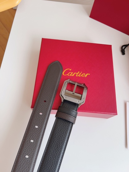 
Cartier（卡地亞）憑借匠心傑作展現與眾不同的美感，融合精湛工藝與經典設計，演繹雋永風格；瀟灑不羈，果敢獨立！此款式易搭配服飾；休閒正裝兩相宜。皮帶寬度：35mm
