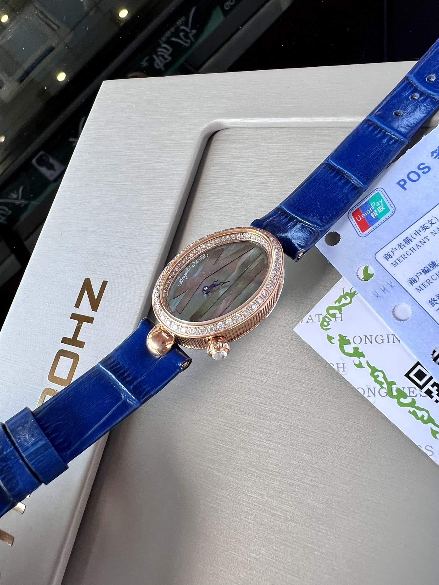 優雅出品史上最強復刻女表——寶璣那不勒斯皇后  黃金殼  系列驚艷登場，修正市場版本的所有不足，高貴典雅，盡顯女王風範！
【表殼】腕表尺寸分別為中號36.5x28.5毫米 小號33 x 25毫米
鵝卵形表殼高雅大氣，表殼外緣飾有錢幣紋。表圈和表殼周圍鑲嵌共117顆施華洛水晶（約0.99克拉）。表冠處鑲有一顆梨形晶石（約0.26克拉）
【精彩細節】
1.與原裝吻合，在表殼背部均打有貴金屬標識，效果清晰工整，彰顯腕表檔次。2.穹面玻璃，從側面看不僅有魚眼效果，還能折射鑽石帶來的璀璨光芒，更顯腕表高貴血統。
3