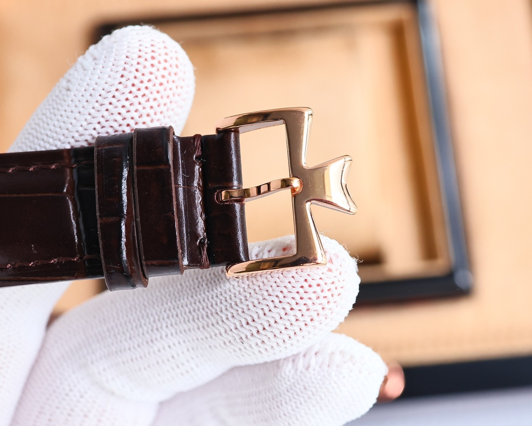 市場最高復刻 V4升級版本 江詩丹頓VC傳承系列85180腕表！
1⃣️【表殼】尺寸40MMX9MM，完美圓形的表殼，搭配微孤式表耳設計，使之更加貼合佩戴者的手腕。每一個成品殼套，都需經過MK嚴格的質量把控，方能還原正品獨特的質感。
2⃣️【機芯】9015鋼輪等部件均由MK制表師精工裝飾，自動擺陀更是鍍有18k金，最大限度呈現原裝精湛的工藝水平。
3⃣️【表鏡】前後兩片藍寶石玻璃鏡面，均有防眩暈鍍膜處理。
4⃣️【錶帶】雙層意大利小牛皮，搭配馬耳他十字針扣🔥AD出品 精品不斷🔥