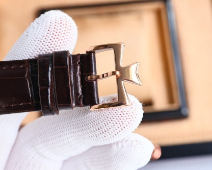 市場最高復刻 V4升級版本 江詩丹頓VC傳承系列85180腕表！
1⃣️【表殼】尺寸40MMX9MM，完美圓形的表殼，搭配微孤式表耳設計，使之更加貼合佩戴者的手腕。每一個成品殼套，都需經過MK嚴格的質量把控，方能還原正品獨特的質感。
2⃣️【機芯】9015鋼輪等部件均由MK制表師精工裝飾，自動擺陀更是鍍有18k金，最大限度呈現原裝精湛的工藝水平。
3⃣️【表鏡】前後兩片藍寶石玻璃鏡面，均有防眩暈鍍膜處理。
4⃣️【錶帶】雙層意大利小牛皮，搭配馬耳他十字針扣🔥AD出品 精品不斷🔥