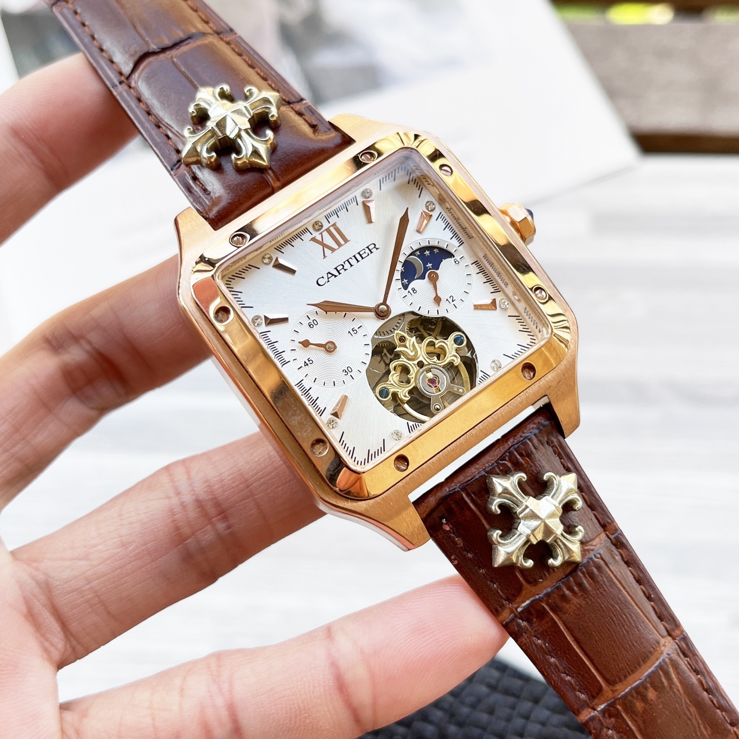 
八角殼系列 精緻百搭🎈🎈
【最新】：卡地亞🔥最新設計🔥大飛輪精品🎈🎈
【類型】：精品男士腕表
【錶帶】：真牛皮錶帶
【機芯】：高端全自動機械機芯
【鏡面】：礦物質強化玻璃（更高清）
品味高雅 浩瀚大氣 匠心獨運 腕間瑰寶
尺寸：直徑42mm厚12mm熱賣上市！歡迎轉載！