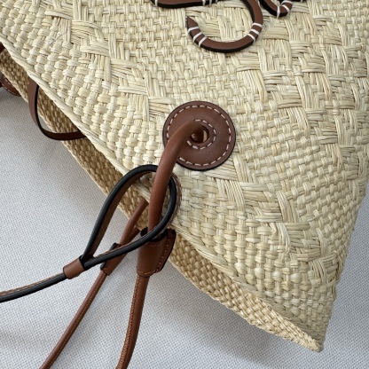 LO℮w℮🆕（高版本）進口原材料 肩帶全部升級🧺伊拉卡棕櫚纖維和牛皮革 Anagram Basket 手袋*一個傳統的籃子手袋*帶有經典的手工編織包身，管狀牛皮革帶子和頂部提手*以及一塊牛皮革 Anagram 壓紋貼片這個版本採用伊拉卡棕櫚製成，這種棕櫚樹在哥倫比亞種植、收穫並曬乾，然後由公平貿易原則指導的 Corporación Oficio y Arte 組織的女工匠編織。肩背或頂部提手攜帶*牛皮革系帶開合*可以使用個性化掛飾和帶子進行定制*無襯里*由於手工製作，尺寸可能略有不同，使每次購買都