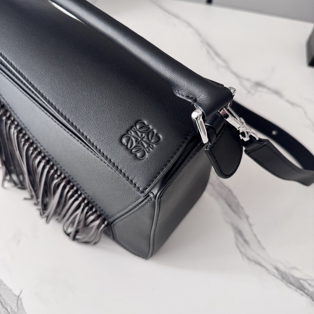 L⊚℮w℮🌟新款🆕小號經典牛皮革Fringe Puzzle手袋
Puzzle 以別具一格的幾何線條勾勒長方體造型*此小號版本採用經典牛皮革製成，搭配手工打結流蘇裝飾。手袋為新春系列作品。小號Puzzle可以容納例如一隻大號錢包，所有尺寸的手機和太陽鏡，肩背或斜挎*手拿或頂部提手攜帶*肩帶可調節，可拆卸*一個內部插袋和一個外部後方拉鍊口袋*拉鍊開合帶牛皮革拉鍊頭*人字紋棉質帆布襯里Anagram 壓紋🌟
size:24*10.5*16CM
型號：062611（配全套包裝）