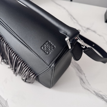 L⊚℮w℮🌟新款🆕小號經典牛皮革Fringe Puzzle手袋
Puzzle 以別具一格的幾何線條勾勒長方體造型*此小號版本採用經典牛皮革製成，搭配手工打結流蘇裝飾。手袋為新春系列作品。小號Puzzle可以容納例如一隻大號錢包，所有尺寸的手機和太陽鏡，肩背或斜挎*手拿或頂部提手攜帶*肩帶可調節，可拆卸*一個內部插袋和一個外部後方拉鍊口袋*拉鍊開合帶牛皮革拉鍊頭*人字紋棉質帆布襯里Anagram 壓紋🌟
size:24*10.5*16CM
型號：062611（配全套包裝）