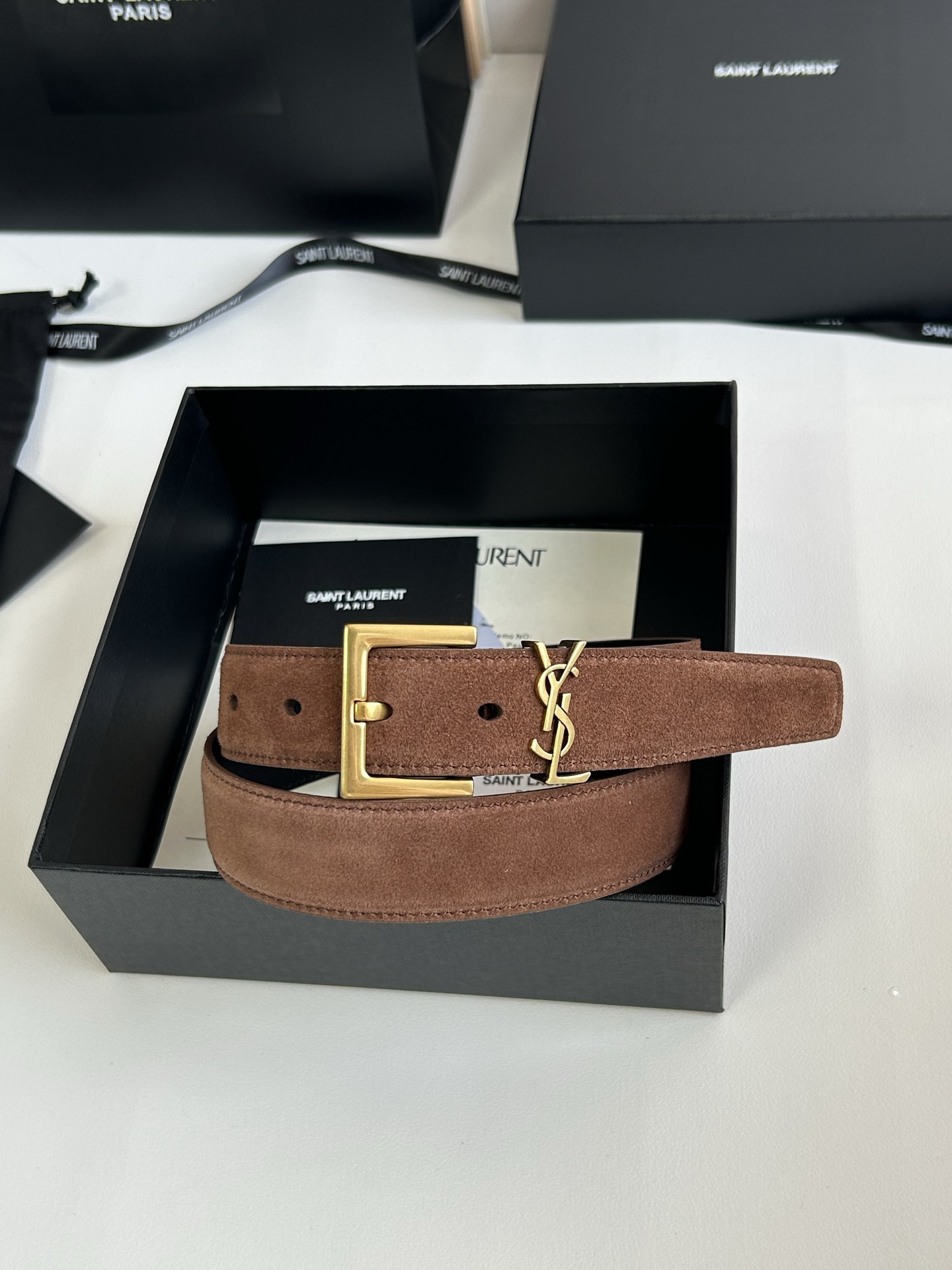 聖羅蘭 女士腰帶，進口小牛皮 配以CASSANDRE 標識腰帶環。古銅色金銀五金可選。精緻優雅的設計，寬度3.0cm