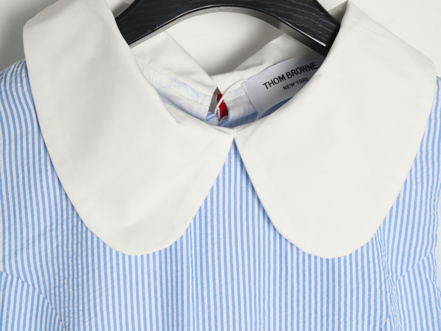 🔝Thom Browne TB 蝴蝶結條紋連衣裙
襯衫裙學院風，領口採用娃娃領設計，三色織帶可以前後裝飾，YB購買對版對標出版，定制面料，區別市場通貨。
尺碼：1 2 3