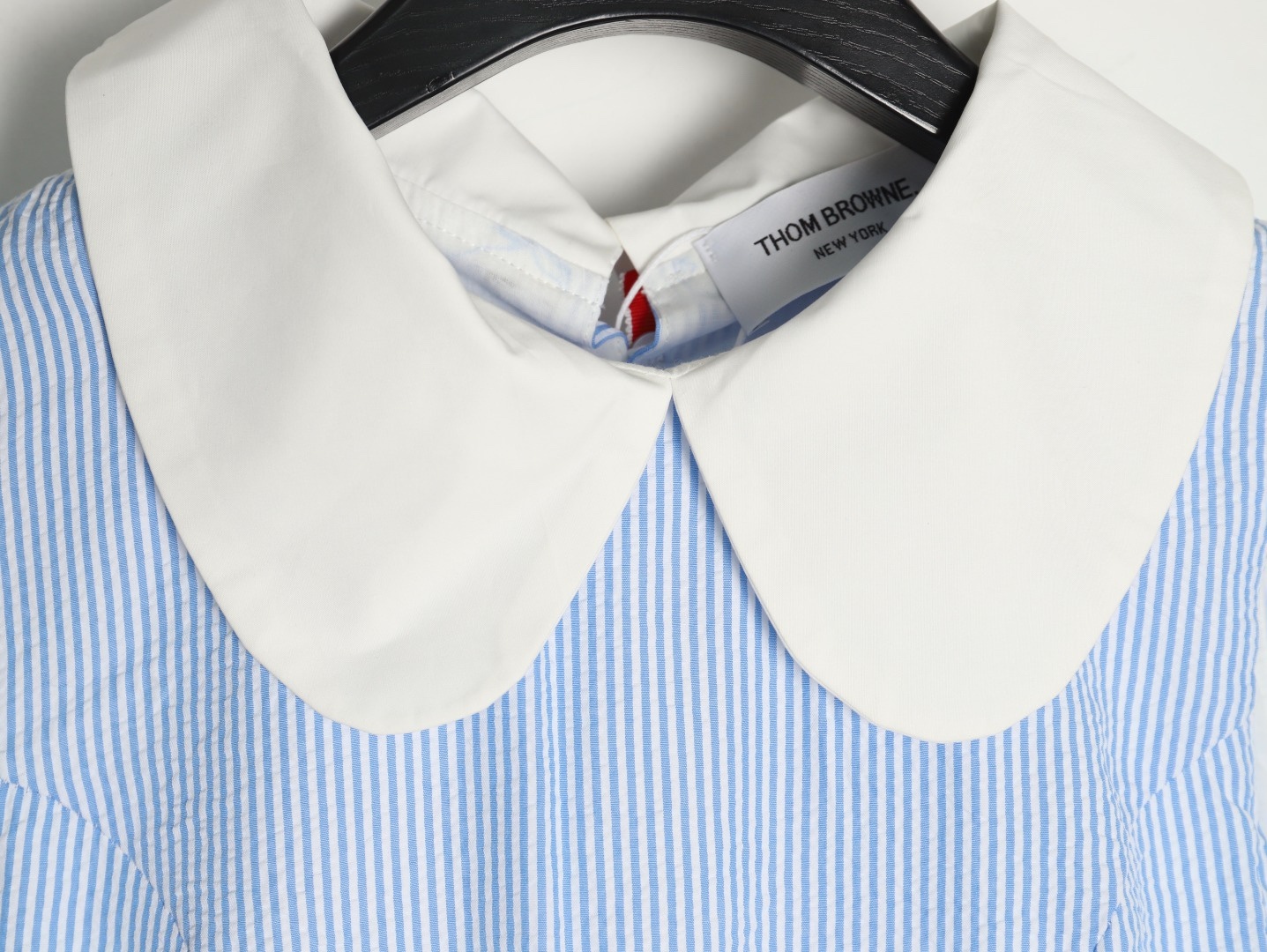 🔝Thom Browne TB 蝴蝶結條紋連衣裙
襯衫裙學院風，領口採用娃娃領設計，三色織帶可以前後裝飾，YB購買對版對標出版，定制面料，區別市場通貨。
尺碼：1 2 3