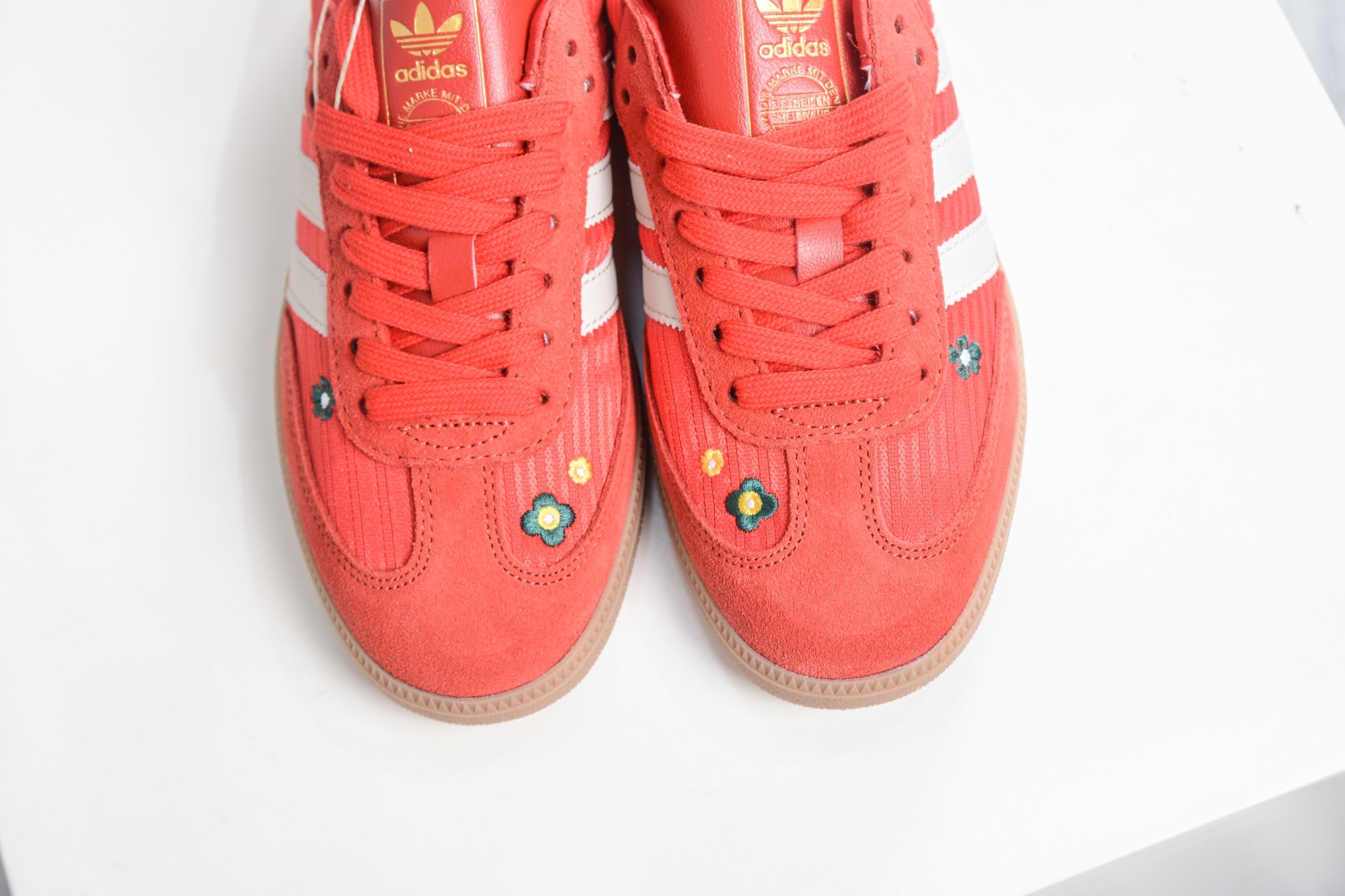 adidas originals SAMBA OG W 此款鞋延續了橡膠外底和經典款式的傳統。
貨號：IH9056
Size：35 36 36.5 37 38 38.5 39 40 40.5 41 42 42.5 43 44 44.5 45