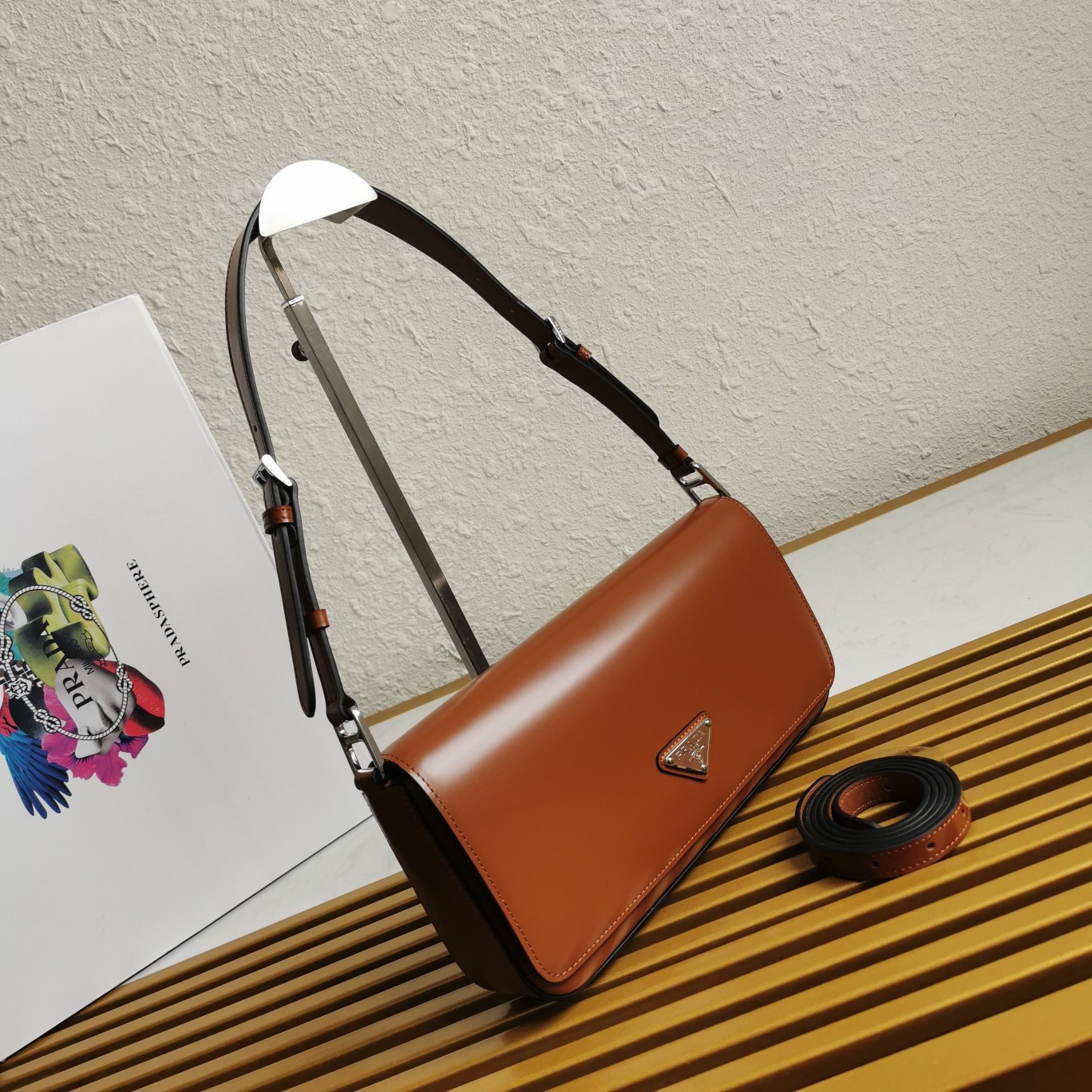 【 原單】🌹新款1BD323🎉🎉這款翻蓋式單肩包以充滿現代感👏採用進口牛皮，配有兩條可拆卸可交換長短肩帶。單肩/斜跨都可以。簡約優雅風尚、一眼相中復古又高級的包包，背上身秒變氣質女孩，容量空間大，各種百搭又時尚😘又是一款永久不過時暴款🙊趕緊入手吧🎉尺寸：長26x高12x底4.8cm🎉🎉🎉👏👏！