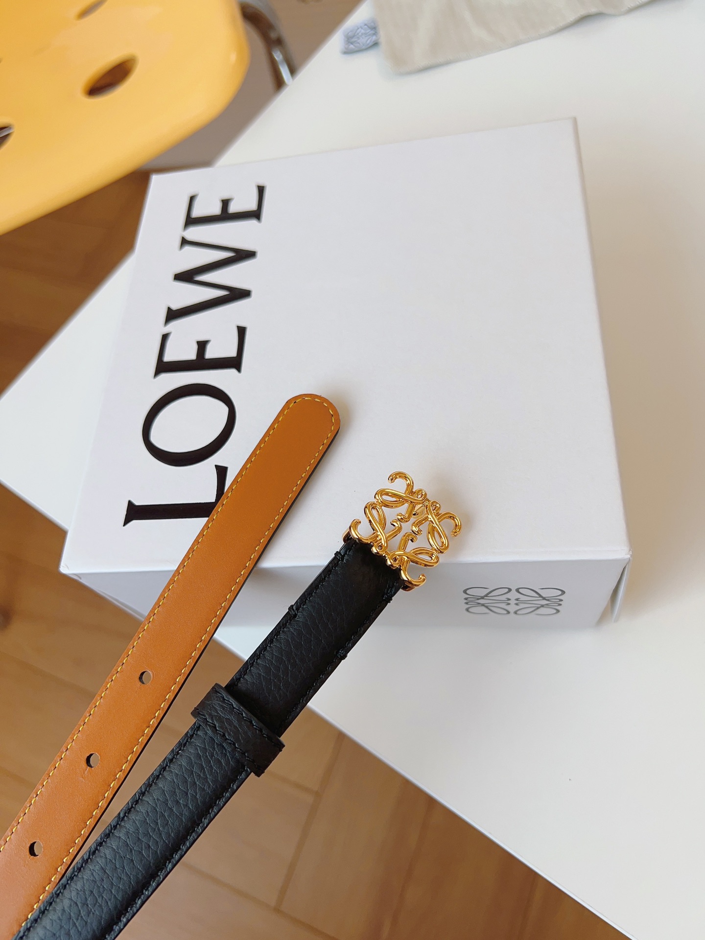 
Loewe 羅意威 經典粒面小牛皮，極簡風格的搭配，腰帶早已不是勒緊褲腰的工具，而是提升衣品，畫龍點睛的飾品；此款腰帶易搭配服飾。皮帶寬度：2.0cm