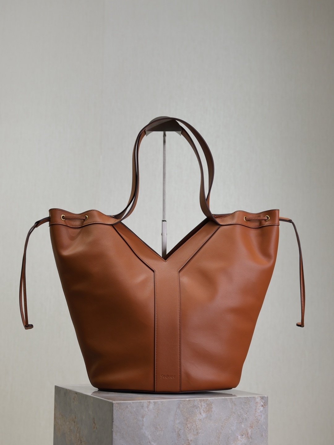 Y大號皮革HOBO手袋
精細粒面皮革HOBO手袋，同色系皮革全襯里設計。
這款超輕手袋得名於靈感源自品牌典藏設計的精緻Y標誌縫線。
抽繩系帶可將兩側收緊或展開，打造不同廓形。
內部設有拉鍊口袋和黃銅鈎扣。
型號：833160
尺寸：26/50×15×34cm