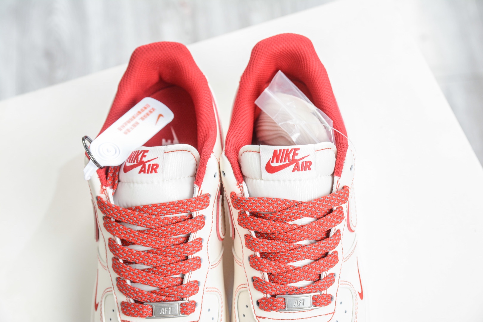 NIke Air Force 1 '07 Low 白紅兔八哥 
貨號：SM6668 132
Size: 36 36.5 37.5 38 38.5 39 40 40.5 41 42 42.5 43 44 44.5 45