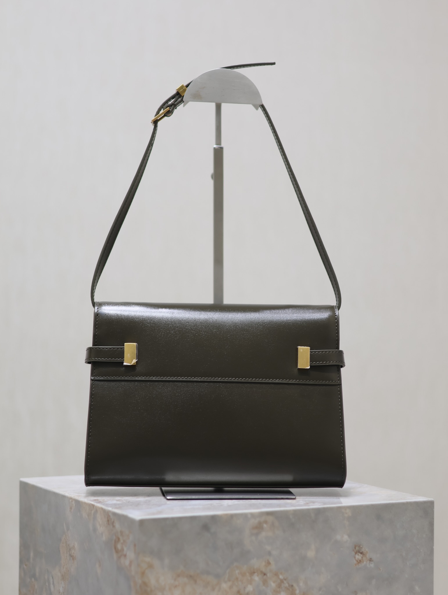 Manhattan_24cm
專櫃同步新款Manhattan法棍包小號24cm全新到貨！最新包型翻蓋曼哈頓法棍包，一改以往經典的logo，取而代之低調簡約的設計風格，它有點像H家的凱莉，很有復古的味道！商務➕休閒兩者結合，總結起來就是百搭！可以手拿，可以單肩或斜挎，一包多用，滿足了商務型女士，又滿足了小女生的休閒！精心挑選的原廠皮、完美的走線、精緻的五金讓整個包包都散髮出高級的味道！
型號：675626
尺寸：24x17.5x6cm