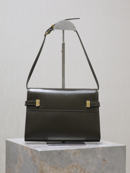 Manhattan_24cm
專櫃同步新款Manhattan法棍包小號24cm全新到貨！最新包型翻蓋曼哈頓法棍包，一改以往經典的logo，取而代之低調簡約的設計風格，它有點像H家的凱莉，很有復古的味道！商務➕休閒兩者結合，總結起來就是百搭！可以手拿，可以單肩或斜挎，一包多用，滿足了商務型女士，又滿足了小女生的休閒！精心挑選的原廠皮、完美的走線、精緻的五金讓整個包包都散髮出高級的味道！
型號：675626
尺寸：24x17.5x6cm