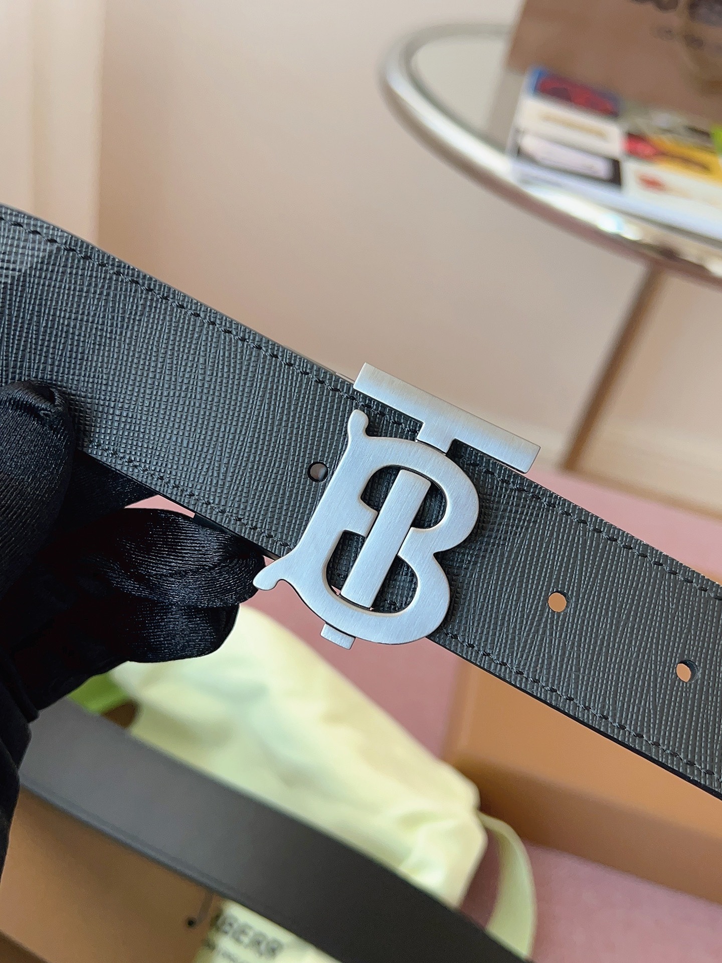 
Burberry博柏利品牌始終秉承傳統精髓，彰顯卓爾不凡的匠制工藝，優雅率性的英倫設計與銳意革新的時尚理念。3.5cm