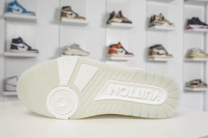 Louis Vuitton Trainer 系列板鞋 
Size：36 37 38 39 40 41 42 43 44 45 (偏大一碼）