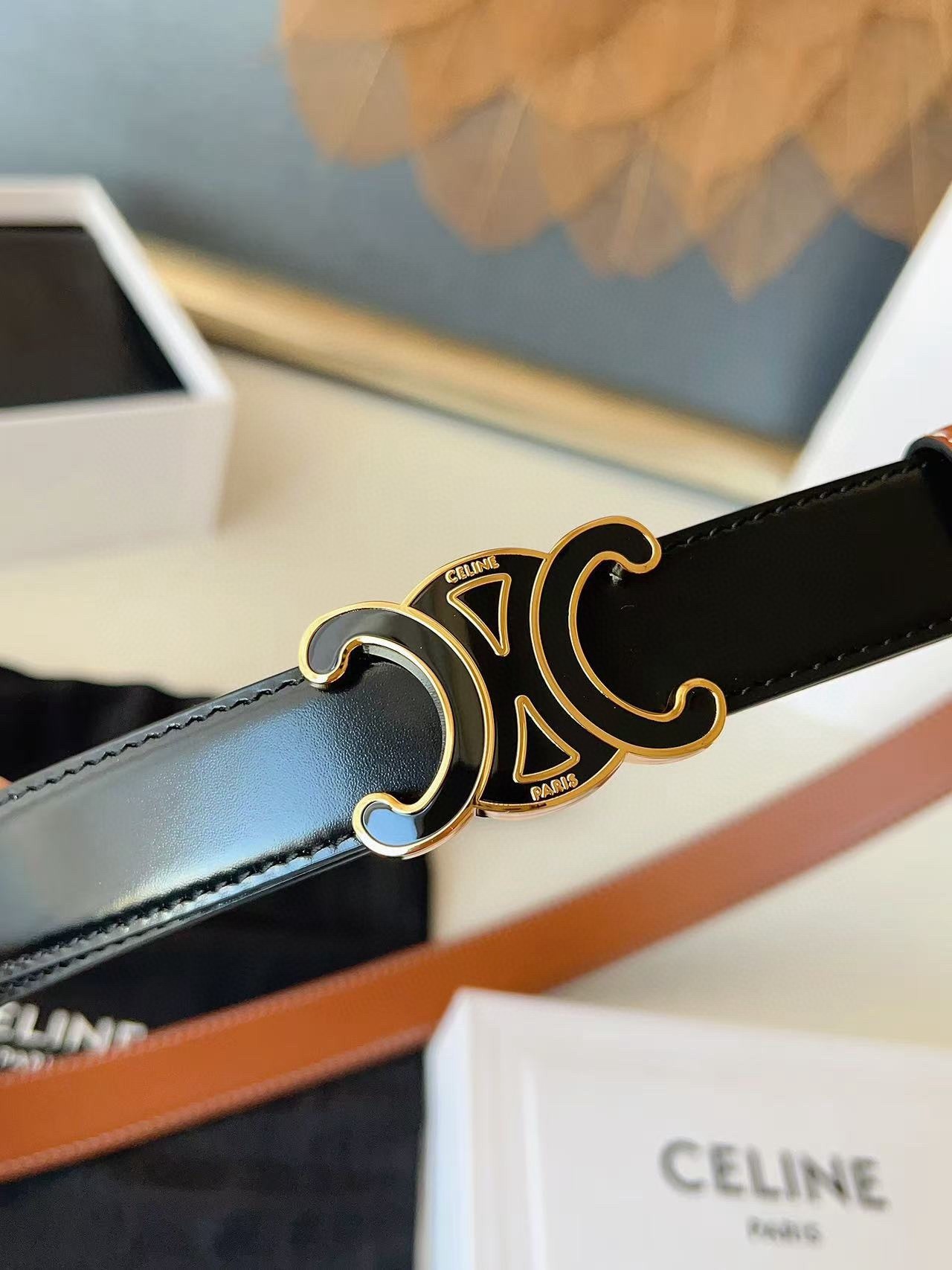 CÉLINE  凱旋門家新款ALIX 中號25毫米雙面腰帶
這款採用牛皮革，滴膠飾面，可拆卸橢圓形搭扣，雙面腰帶，TRIOMPHE雙面飾釘.
寬度：2.5cm
