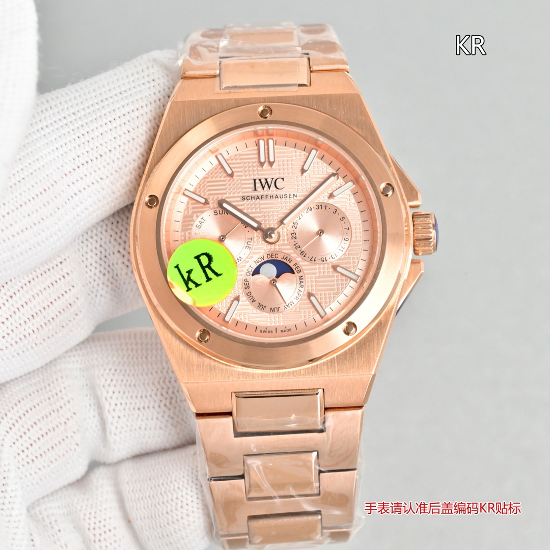 KR新品  萬國工程師系列萬年曆腕表，復刻界最複雜的腕表，所有功能同步原裝，所有功能調節通過把頭控制.
1⃣️【功能介紹】3點鐘位置顯示日曆，9點鐘位置顯示星期，6點鐘月份月相指針顯示。

2⃣️【做工精細】外殼採用原版同樣的三件套結構，中間拉絲，上下殼為拋光，鏡面採用高成本的鍋蓋形藍寶石，使其質感提升。

3⃣️【機芯性能】尺寸41.6mm,機芯採用天津機芯改82600，高效穩定，動力時間長達72小時以上，進行加裝複雜的萬年曆模塊，而且同步所有功能實現同步原裝通過把頭調節。
