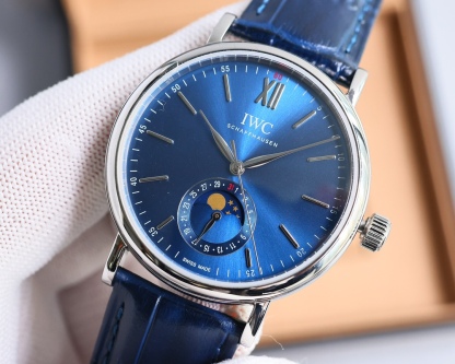 
新品柏濤菲諾系列腕表，指針式日期腕表[慶祝]，萬國月相系列.男士腕表，搭載精准瑞士ETA2824-10機芯（6字位真日曆與24小時日月星辰功能）39mm表徑，316精鋼表殼，耐磨抗刮藍寶石玻璃，原裝品質針扣，具備超強防水功能，搭配意大利牛皮讓手腕更貼合舒適！充分體現了高級制表業最純粹的傳統！適合各種商務場合，簡斂精緻不失優雅🔥AD出品 精品不斷🔥