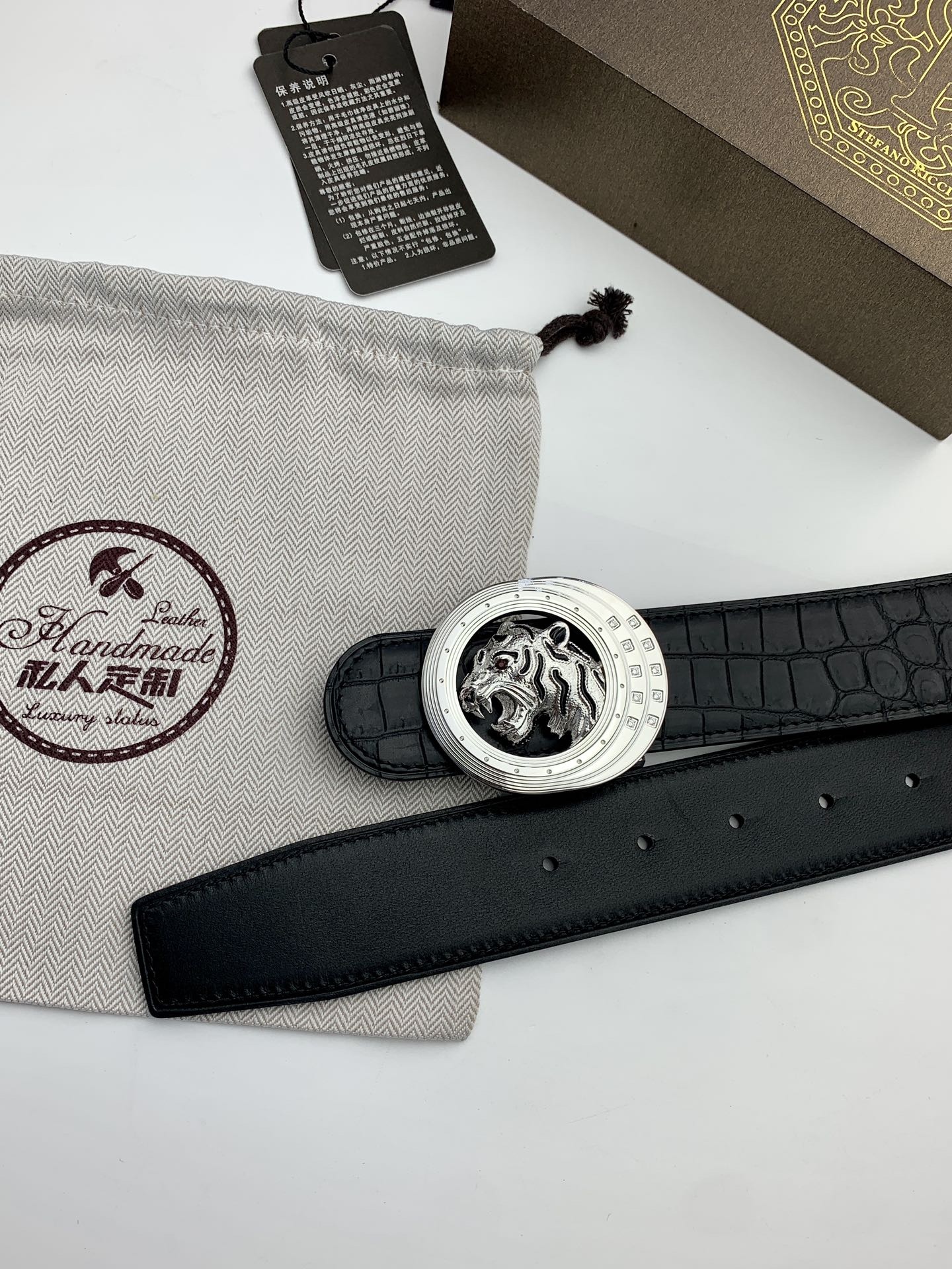 【史蒂芬】專櫃鰐魚紋黑色牛皮腰帶，元夾層系列，搭配新款不鏽鋼虎頭扣，寬度3.8cm，長度不可調節，尺碼（85-110）具有獨特吸引力！