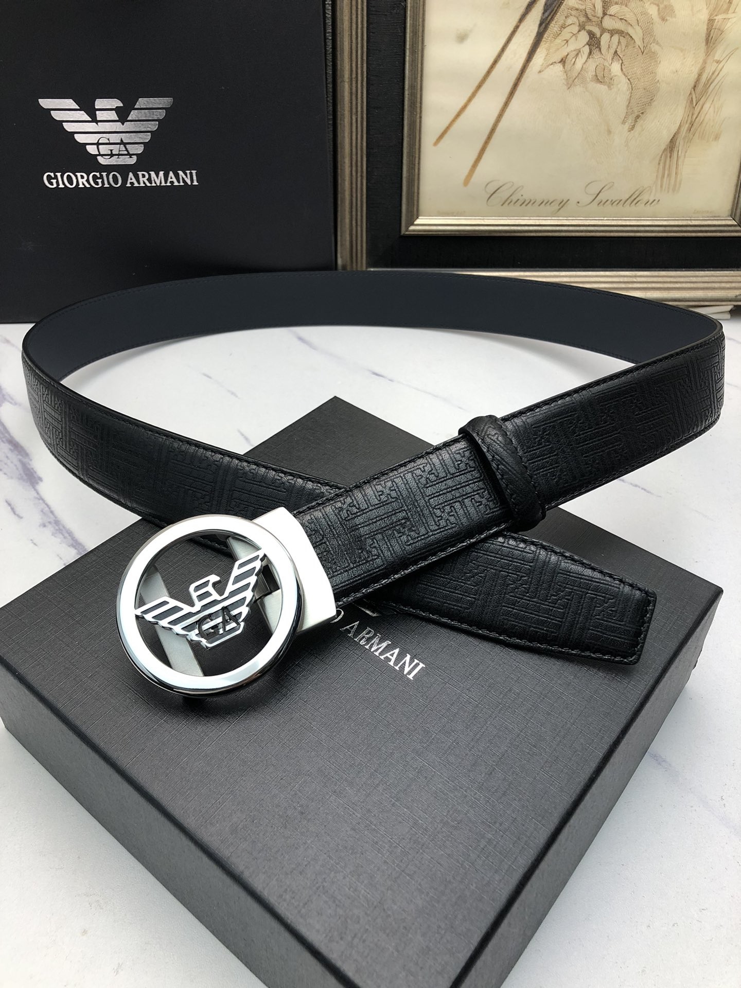 阿曼妮：原單頭層牛皮燙印花紋面，內襯頭層小牛皮底，搭配原單自動扣，可裁剪的自動帶，此款腰帶面雙採用意大利原定廠制進口牛皮帶身 ，對專版櫃足寬3.5