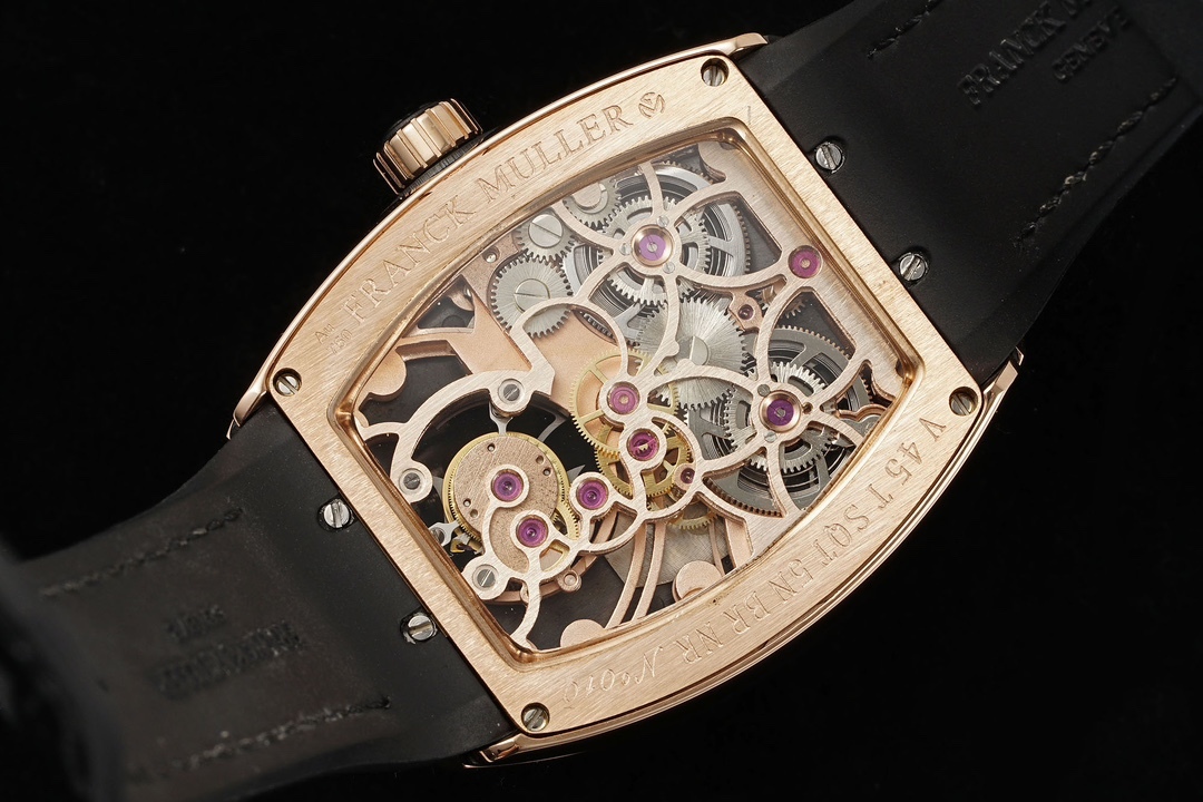 RMS 最新款 頂級復刻 法蘭克穆勒V45 Vanguard陀飛輪系列 歷時多年研發機芯 
1 1:1 超級復刻原裝複雜法穆蘭陀飛輪機芯 細節完美到位 打造正品機芯獨具的雙發條盒 超薄工藝 
2超長72小時動力儲存 告別每天手動上鏈 高端玩家的定制款 把頭上鏈30個半圈 發條盒為滿 不需要過度上鏈 
3 千錘百鍊 316L精鋼表殼 超薄表殼 與原裝一致厚度 彎曲弧度 更加貼合手腕 佩戴舒適 
4 純正進口意大利小牛皮 貼合手感品質一流的進口氟橡膠錶帶 與正版全完通用互換
5瑞士工程師 原版機芯拆解 一比一