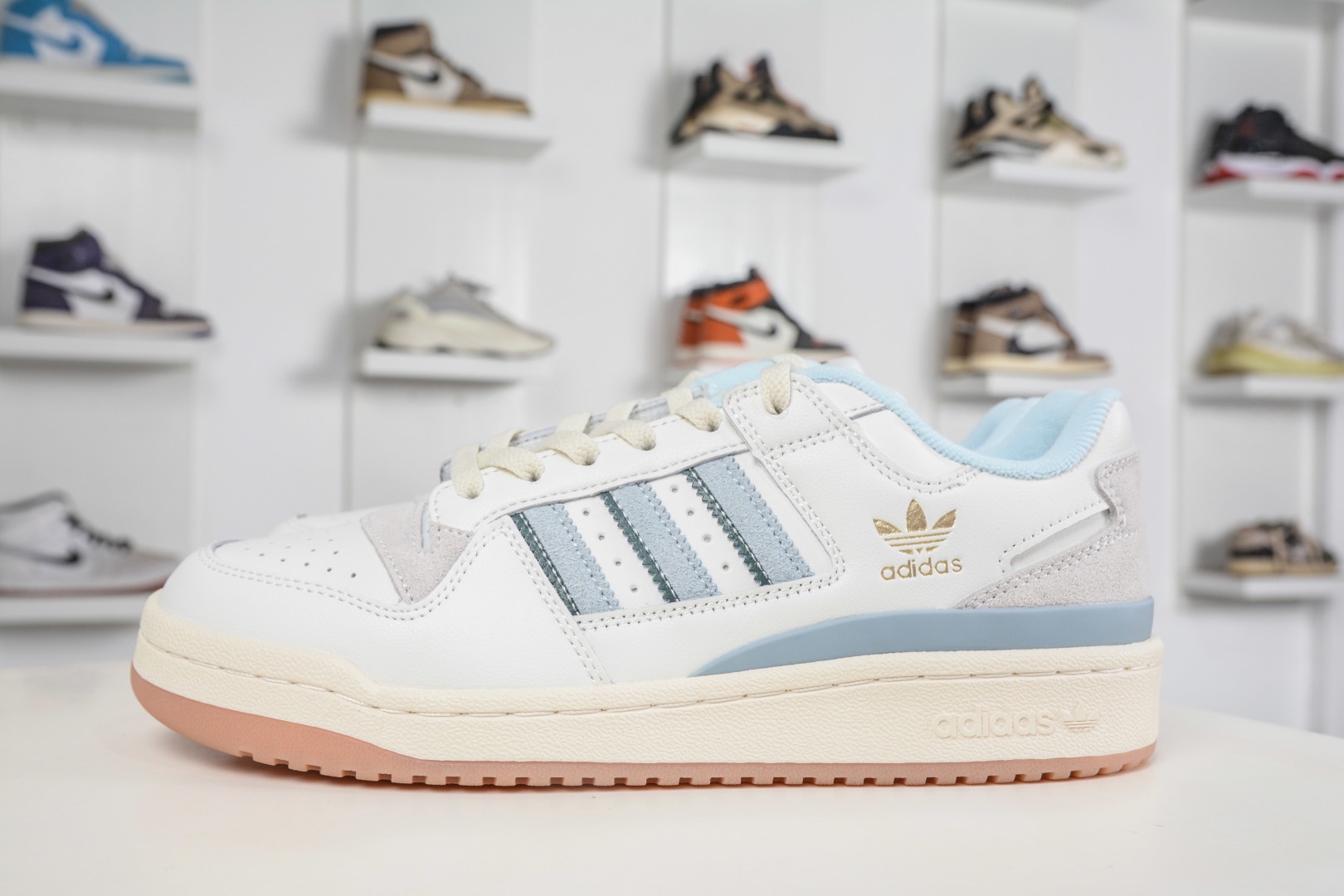 adidas Originals Forum 低幫百搭潮流休閒運動板鞋  
貨號：IG3946
尺碼：36 36.5 37 38 38.5 39 40 40.5 41 42 42.5 43 44 45