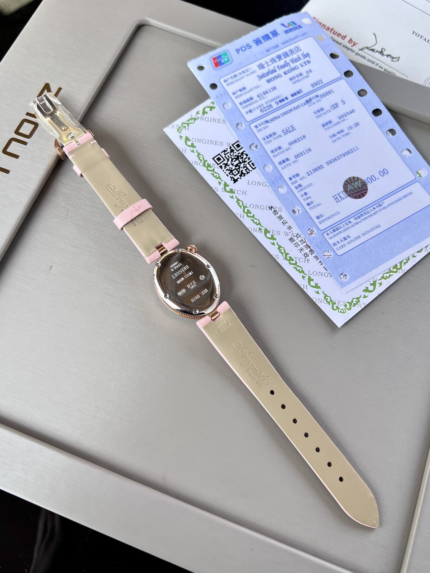 優雅出品史上最強復刻女表——寶璣那不勒斯皇后  黃金殼  系列驚艷登場，修正市場版本的所有不足，高貴典雅，盡顯女王風範！
【表殼】腕表尺寸分別為中號36.5x28.5毫米 小號33 x 25毫米
鵝卵形表殼高雅大氣，表殼外緣飾有錢幣紋。表圈和表殼周圍鑲嵌共117顆施華洛水晶（約0.99克拉）。表冠處鑲有一顆梨形晶石（約0.26克拉）
【精彩細節】
1.與原裝吻合，在表殼背部均打有貴金屬標識，效果清晰工整，彰顯腕表檔次。2.穹面玻璃，從側面看不僅有魚眼效果，還能折射鑽石帶來的璀璨光芒，更顯腕表高貴血統。
3