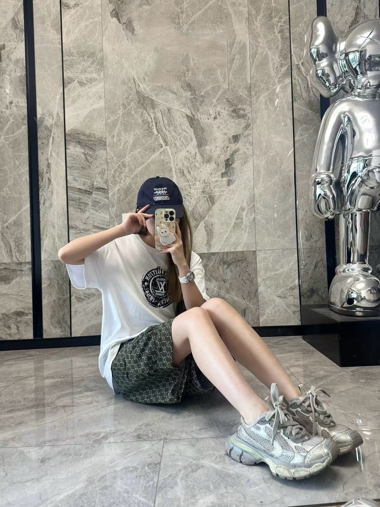 Louis Vuitton/路易威登 25ss 印章logo印花短袖
本款T恤以柔軟透氣的棉質針織裁出休閒廓形。胸前印章點綴多樣路易經典元素，涵蓋品牌創始年份，歌頌品牌的旅行與制箱傳承。

面料紗線支數為60支，屬於高支棉紗紗線細膩柔軟。單股結構使面料更輕盈透氣，雙面針織工藝，正反面紋理一致，面料結構緊密，彈性較好不易卷邊，觸感細膩適合貼身穿著。

TPU光油印花工藝，這是一種結合功能性材料與視覺效果的先進印花技術，尤其適用於提升面料的高端質感。印花用於增加光澤、立體感和特殊觸感，用於設計獨特