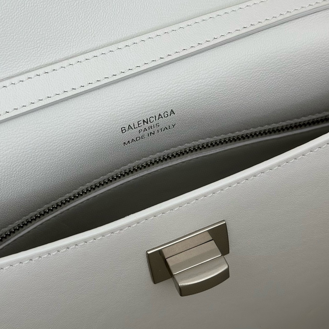 巴黎世家𝗕𝗮𝗹𝗲𝗻𝗰𝗶𝗮𝗴𝗮 💚💚出貨了！
款號：789779
尺寸：28.9×20×9.9cm