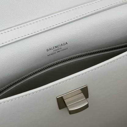 巴黎世家𝗕𝗮𝗹𝗲𝗻𝗰𝗶𝗮𝗴𝗮 💚💚出貨了！
款號：789779
尺寸：28.9×20×9.9cm