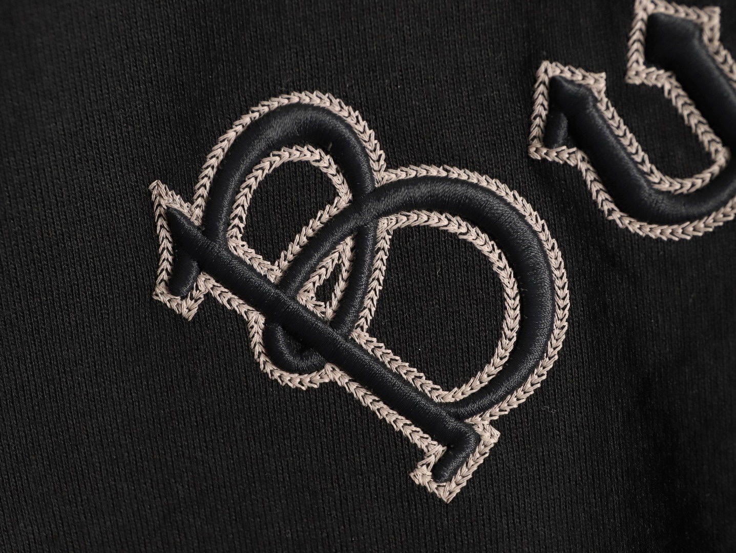 🔝BURBERRY巴寶莉BBR 哥特體刺繡短袖T恤
正品4550購入，100%洗後維斯棉235克，舒彈羅紋285克，進口刺繡，面料酵洗，定制1：1商標，寬松版型
B Size：S-XL