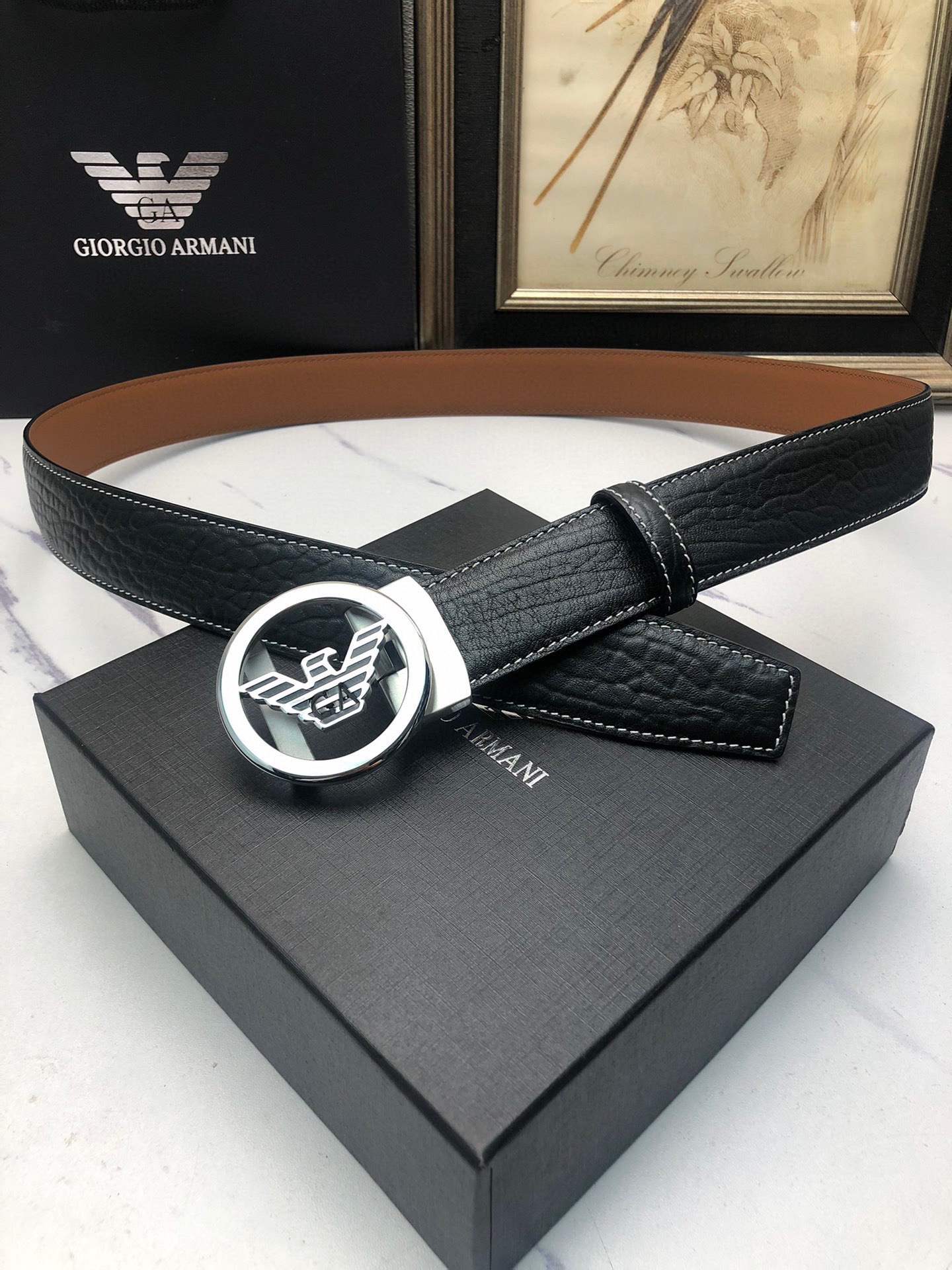 阿曼妮：原單頭層牛皮大象皮紋面，內襯頭層小牛皮底，搭配原單自動扣，可裁剪的自動帶，此款腰帶面雙採用意大利原定廠制進口牛皮帶身 ，對專版櫃足寬3.5