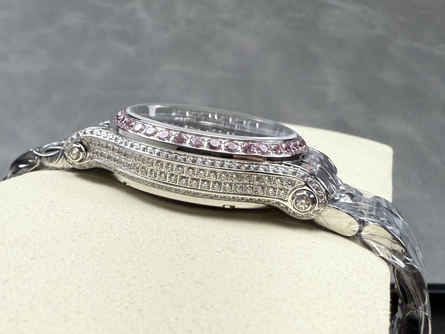 YF-新品🆕 滿鑽 快樂鑽36mm
2025最新款滿天星   原裝搭配美洲鰐魚錶帶 搭配2892機芯 蕭邦（HAPPY DIAMONDS）作為蕭邦最暢銷的系列一直以細膩的手法詮釋蕭邦標誌性靈動鑽石的概念，此系列作品柔美而時尚，都說男戴萬國女戴蕭邦 有金（進）有鑽（賺）寓意也很好。錶盤內的鑽石滾珠可自由滑行轉動，時來運轉 財運滾滾，讓每一位女性都以最迷人的造型驚艷世人。 這次給大家帶來的蕭邦快樂鑽系列 這次給大家帶來的蕭邦快樂鑽系列 是肖邦旗下最具代表性的腕表 最有特色的夾層玻璃的7顆，7顆鑽石產生自旋