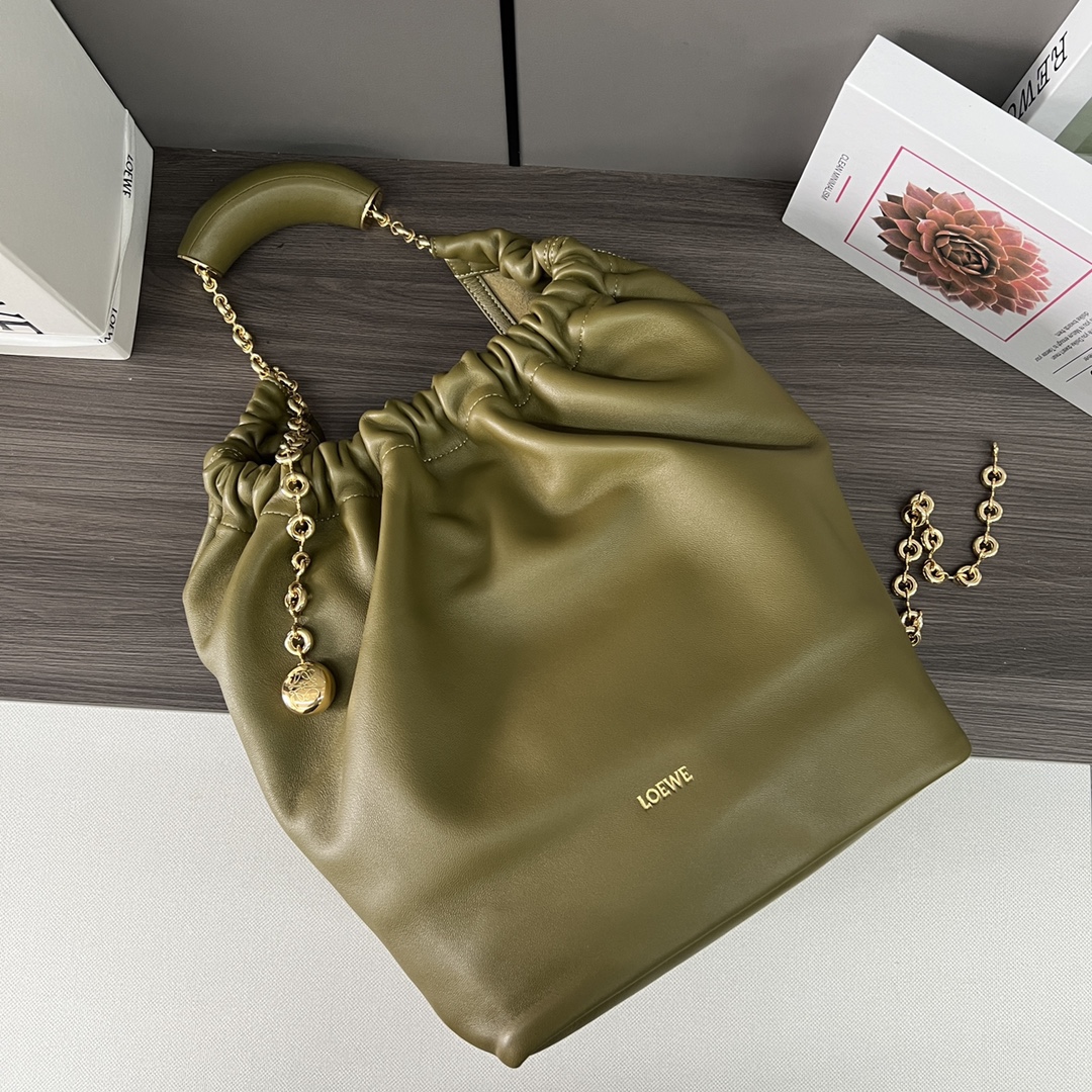 LO℮w℮🌟中號🆕納帕羊皮Squeeze手袋👜一款精緻而柔美的全新手袋，採用觸感柔軟的納帕皮革製成。這款順手藝是傳統工藝、創新研究和獨特設計的傑作，具備令人驚訝的輕盈褶皺包身、可調節甜甜圈鏈條和觸感柔軟的提手。此中號版本採用納帕羊皮革打造。*可肩背、斜挎或手提*可調節鏈條肩帶，搭配Anagram攜刻鵝卵石，附加額外鏈條，可進一步延長肩帶*磁扣開合*內部拉鍊口袋*無襯里*lo*ewe燙金或燙銀。
size：34*13.5*33CM
型號：652328 全鋼五金