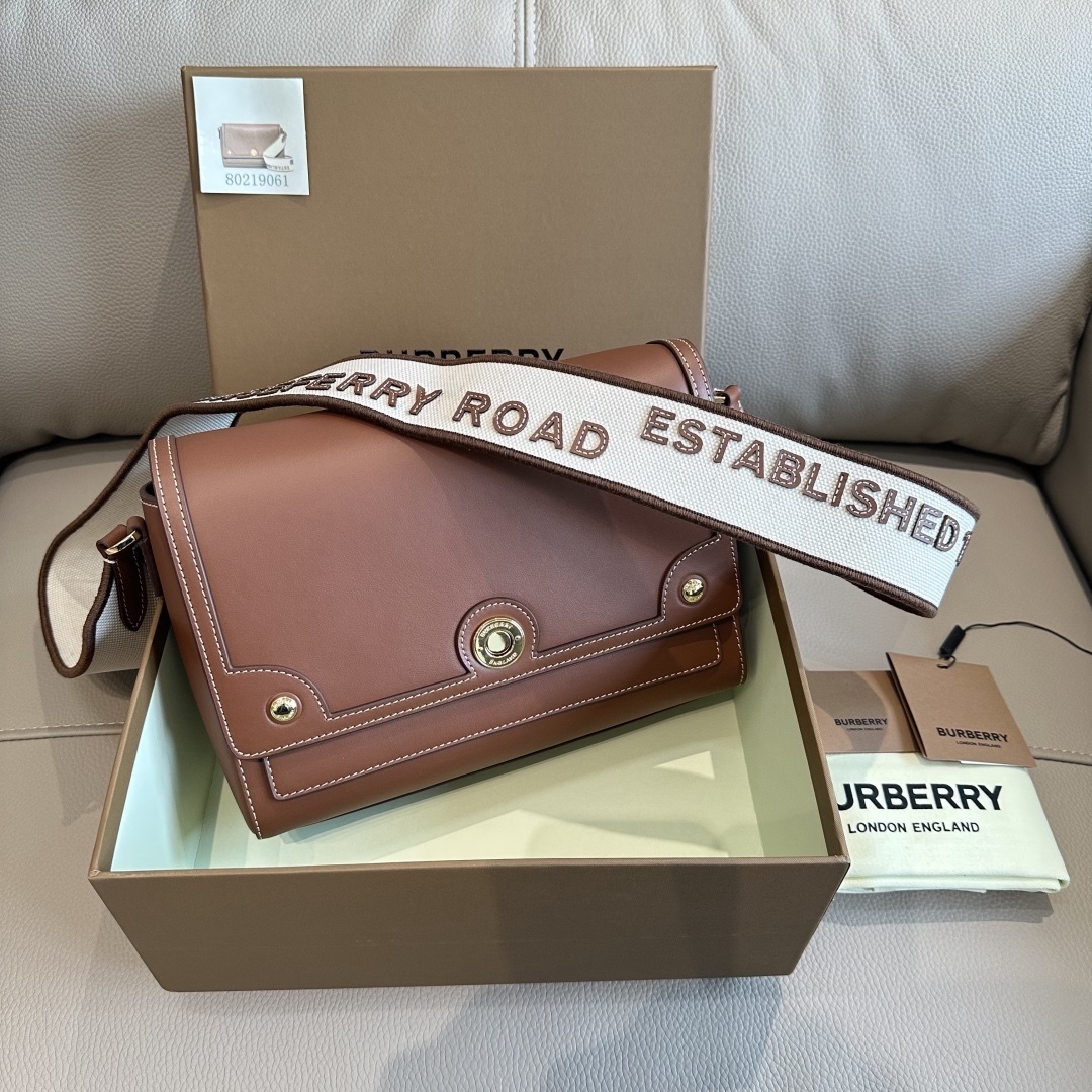 B家最新纖巧的斜挎包，採用意大利鞣制緝明線皮革精制而成，飾有鐫刻徽標的亮澤按扣，棉質帆布肩帶處飾有 Burberry 字母貼花。
25 x 8.5 x 18cm
肩背帶垂直佩戴高度：43cm🌟型號9061