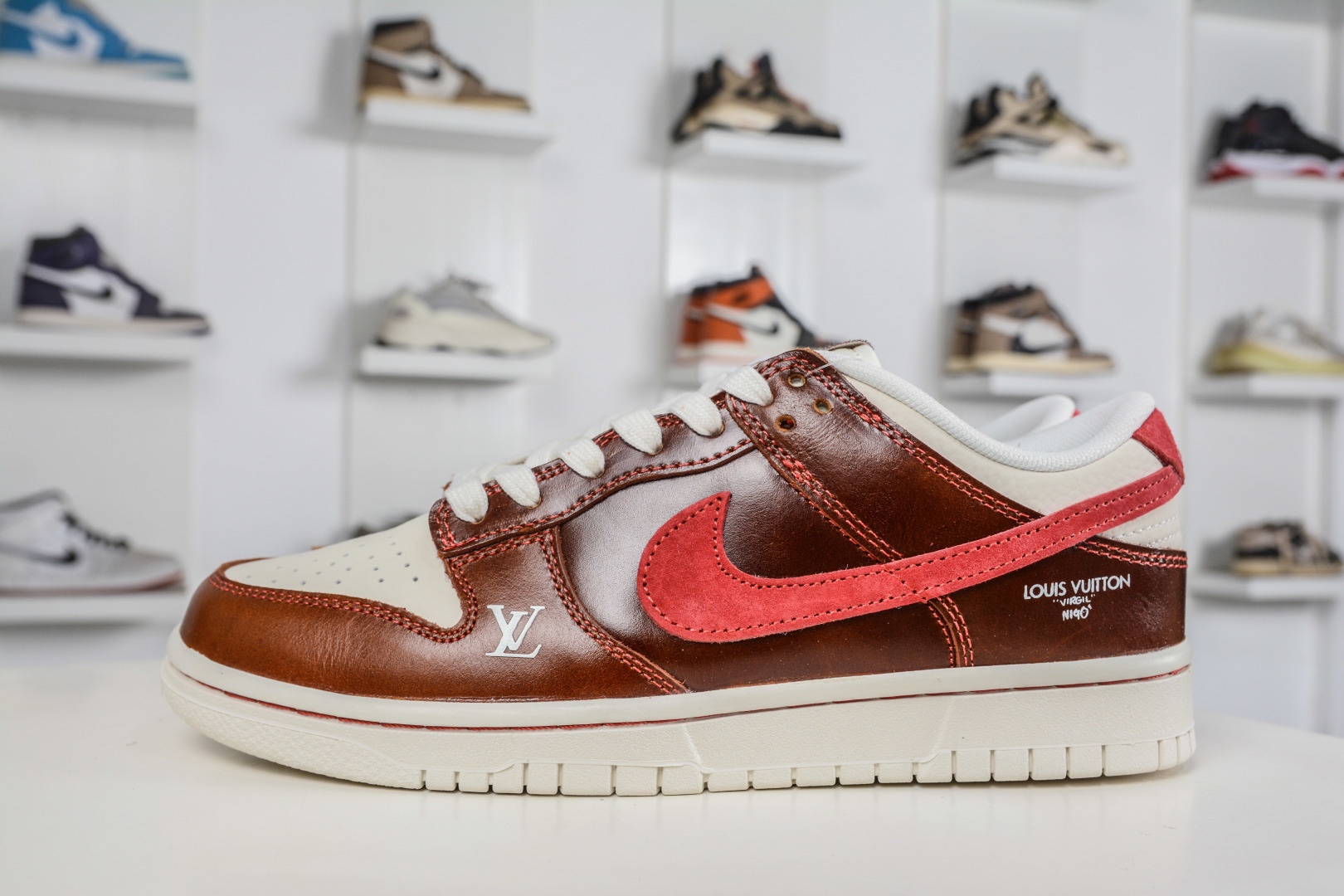 Nike SB Dunk Low x Louis Vuitton LV馬年限定聯名-酒紅棕 
貨號：DS6608 025
尺碼：36 36.5 37.5 38 38.5 39 40 40.5 41 42 42.5 43 44 44.5 45
