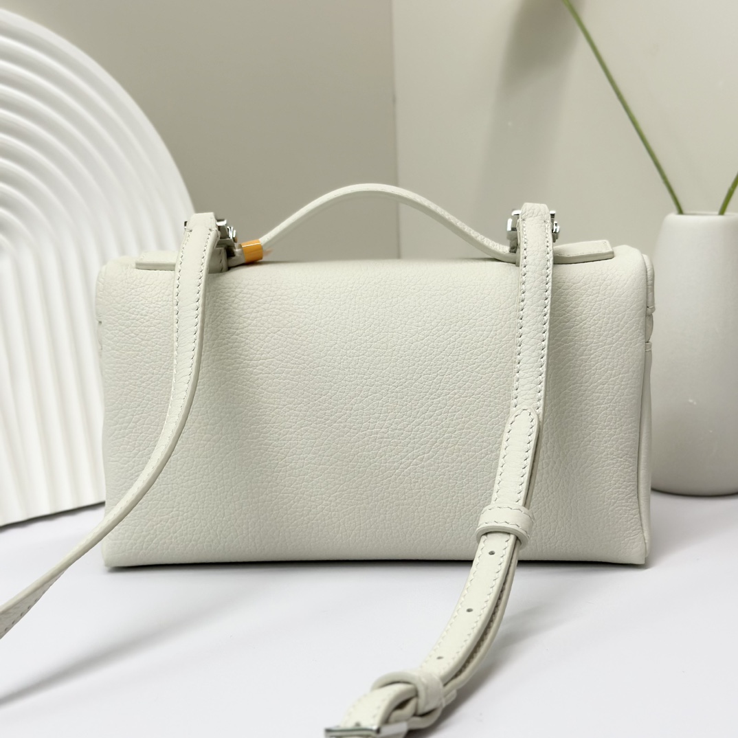 𝓸𝓻𝓸 𝓟𝓲𝓪𝓷𝓪諾悠翩雅
𝑬𝒙𝒕𝒓𝒂 𝑷𝒐𝒄𝒌𝒆𝒕 𝑳𝟏𝟗 
這是一款大開口結構的功能性設計的手拿包，經典風格和簡約設計的組合體。包身採用進口原廠小牛皮材質，輕微的錘紋呈現優雅的紋理，內里採用進口原廠小羊皮。皮革手柄和可拆卸肩帶，可打造出不同背法實用百搭。雙向拉鍊開合，搭配My Charms銀色金屬掛飾。（LP特級全鋼配件五金）
size：11×19×6.5cm
貨號：FAN4046
配套全套專櫃禮盒包裝🎁