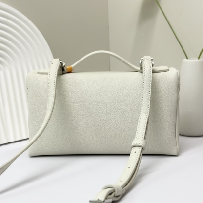 𝓸𝓻𝓸 𝓟𝓲𝓪𝓷𝓪諾悠翩雅
𝑬𝒙𝒕𝒓𝒂 𝑷𝒐𝒄𝒌𝒆𝒕 𝑳𝟏𝟗 
這是一款大開口結構的功能性設計的手拿包，經典風格和簡約設計的組合體。包身採用進口原廠小牛皮材質，輕微的錘紋呈現優雅的紋理，內里採用進口原廠小羊皮。皮革手柄和可拆卸肩帶，可打造出不同背法實用百搭。雙向拉鍊開合，搭配My Charms銀色金屬掛飾。（LP特級全鋼配件五金）
size：11×19×6.5cm
貨號：FAN4046
配套全套專櫃禮盒包裝🎁