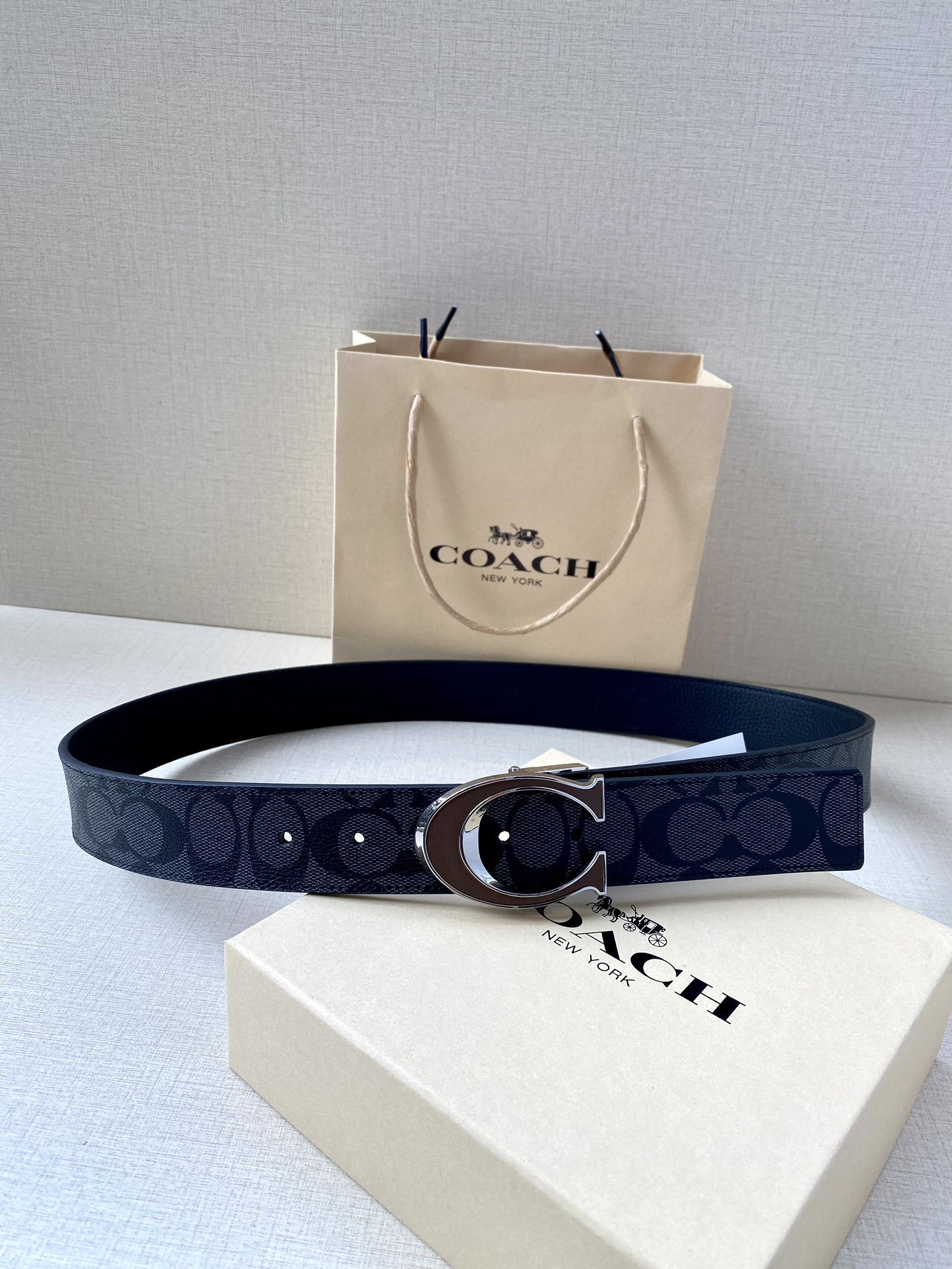 寬度3.8cm COACH 這款雙面腰帶一面為經典標誌帆布材質，另一面為精制皮革材質，配有標誌性扣件，將兩種外形合二為一。通過簡單的說明，可用剪刀剪裁至完美合身度。
標誌印花配頭層牛皮
可裁剪
雙面
38M (寬)