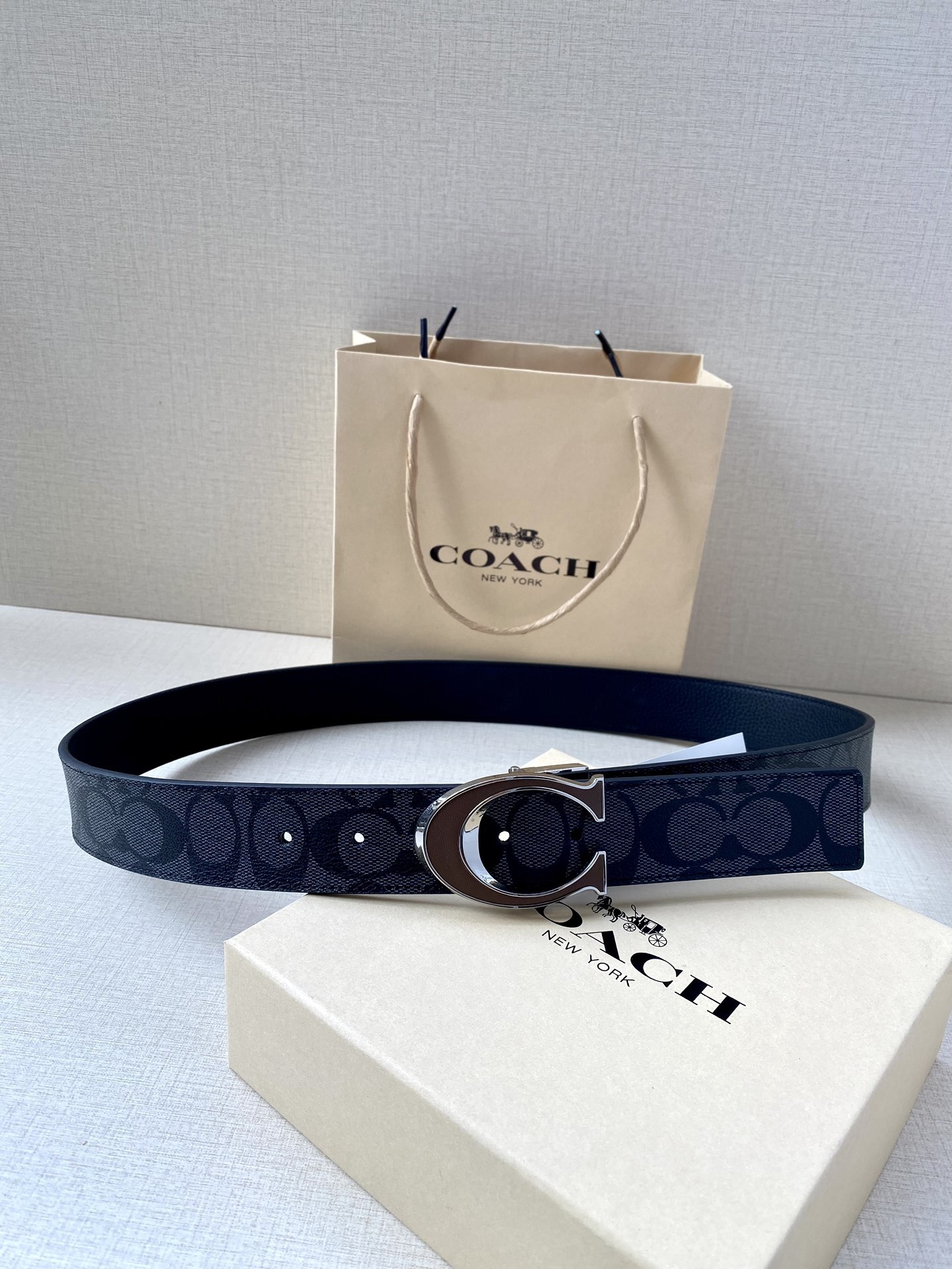 寬度3.8cm COACH 這款雙面腰帶一面為經典標誌帆布材質，另一面為精制皮革材質，配有標誌性扣件，將兩種外形合二為一。通過簡單的說明，可用剪刀剪裁至完美合身度。
標誌印花配頭層牛皮
可裁剪
雙面
38M (寬)