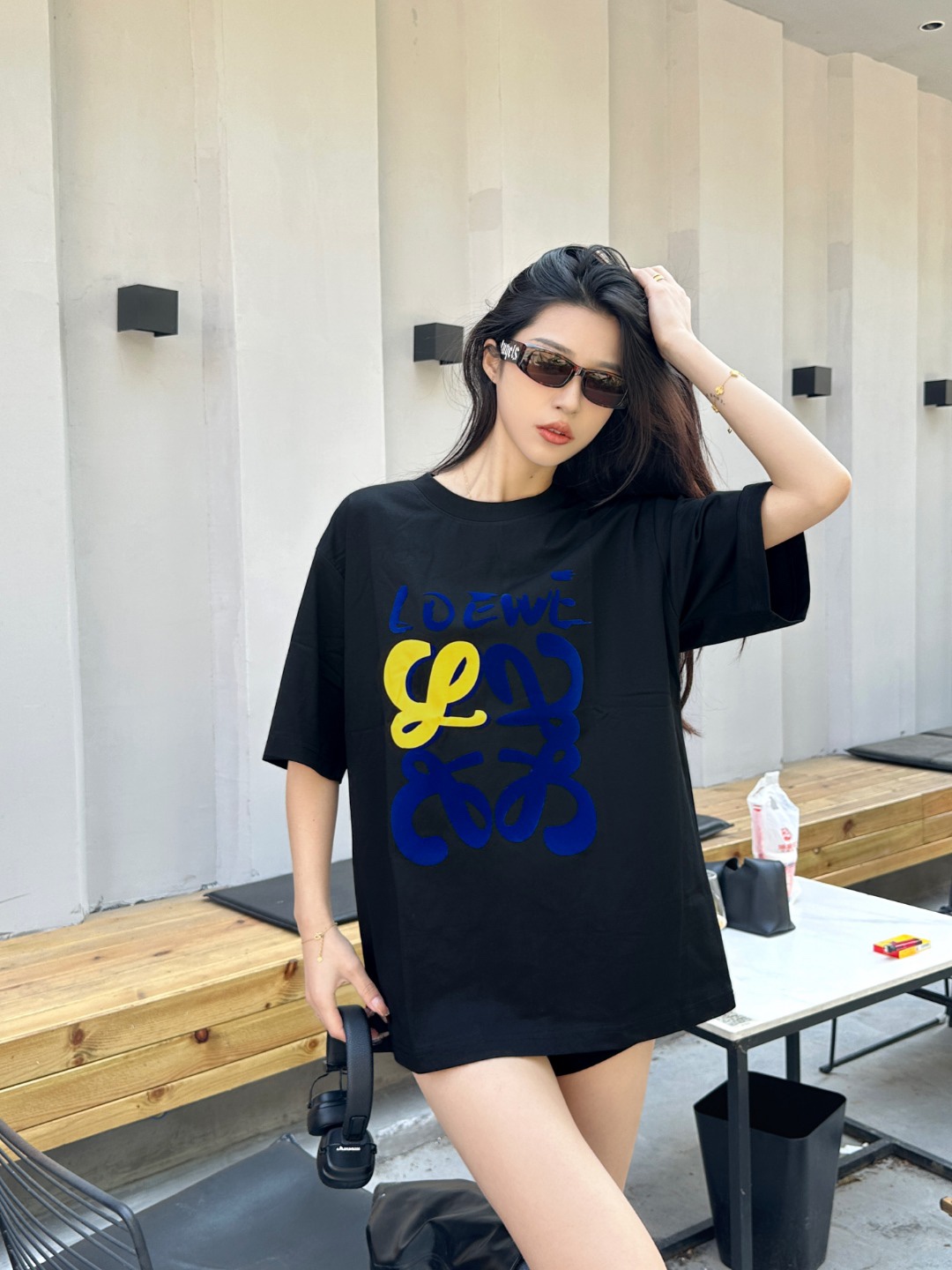 Loewe/羅意威 25ss 塗鴉彩繪植絨印花短袖T恤
260g棉質布料40支雙紗面料，無蝕塵‬毛藝工‬處布理‬面，紡織密度高，垂感佳，不易變形。
厚織感加上緊密紡紗工藝，不會影響Tee的透氣性，成色的飽和度很高
胸前撞色塗鴉彩繪植絨印花工藝
版型上身效果好，百搭好看的一款T恤，寬松版型遮肉顯瘦不挑人
顏色: 白色，黑色
S Size：S-XL