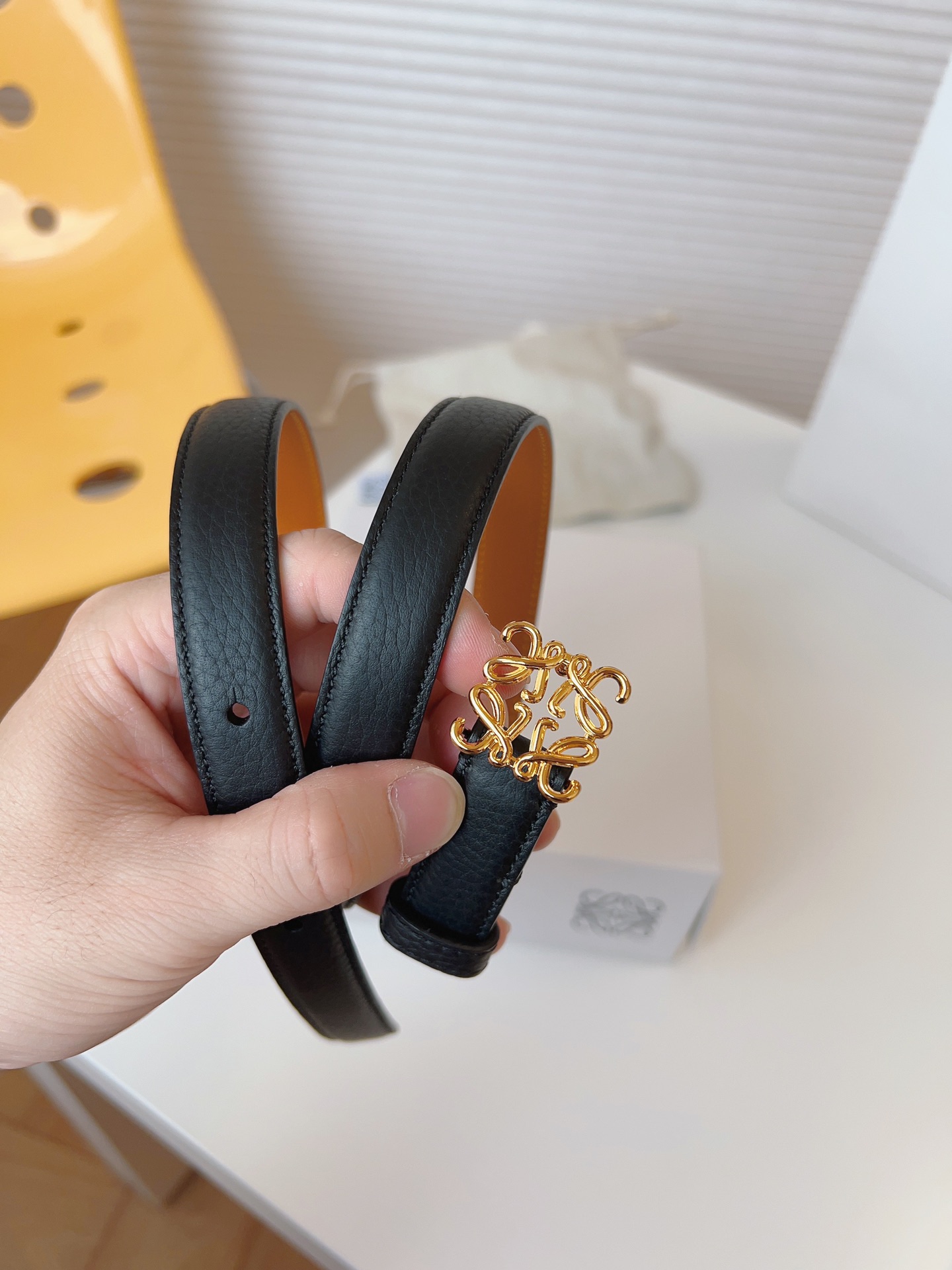 
Loewe 羅意威 經典粒面小牛皮，極簡風格的搭配，腰帶早已不是勒緊褲腰的工具，而是提升衣品，畫龍點睛的飾品；此款腰帶易搭配服飾。皮帶寬度：2.0cm